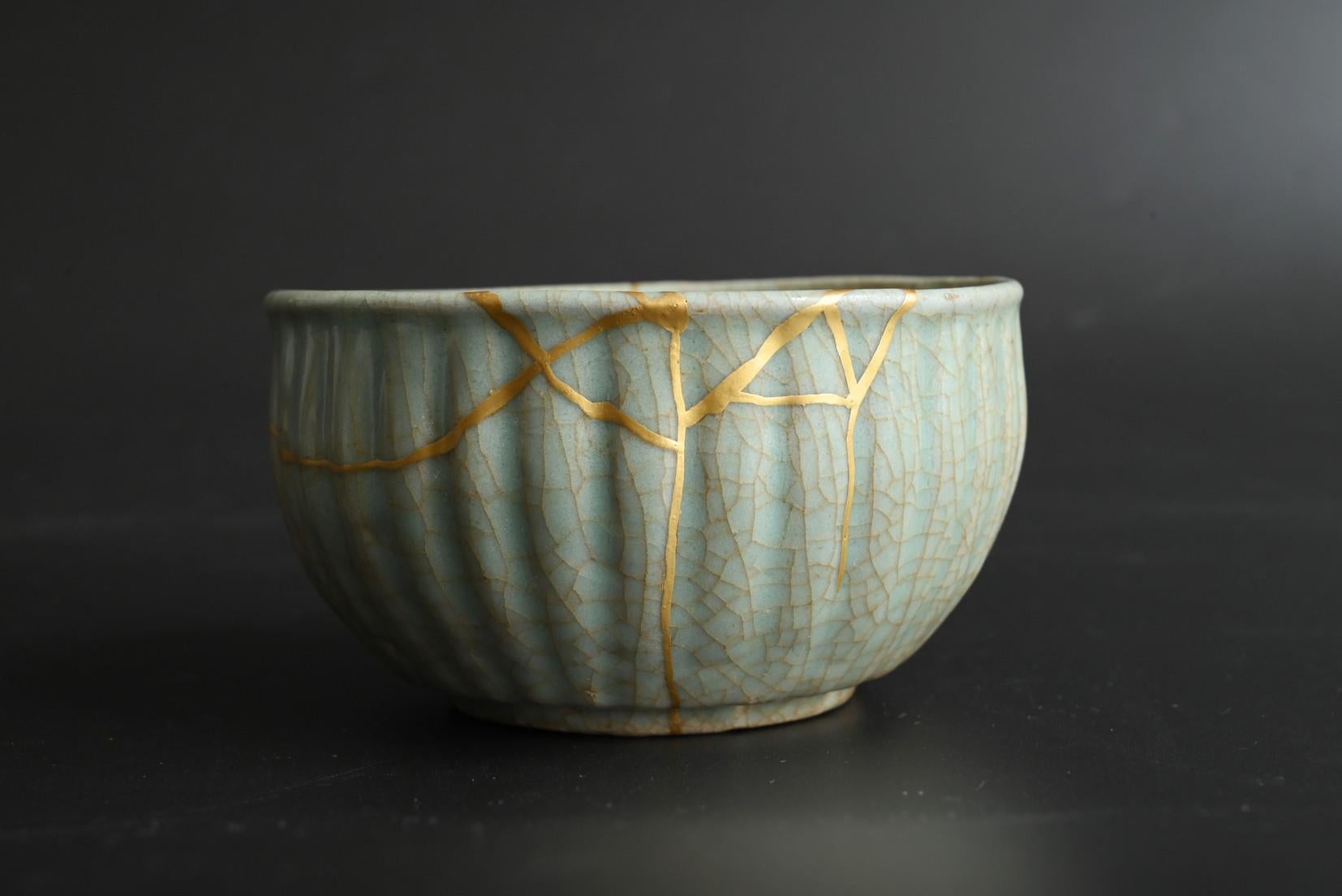 Vernissé Bol à thé coréen antique en céladon / période Goryeo / vers le 12e siècle/kin-tsugi en vente