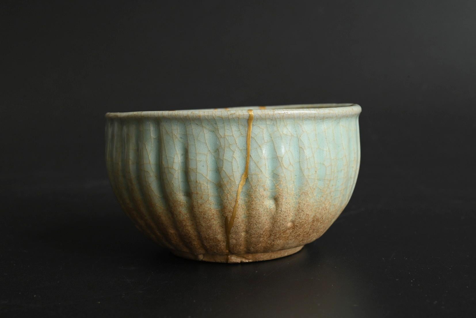 XVIIIe siècle et antérieur Bol à thé coréen antique en céladon / période Goryeo / vers le 12e siècle/kin-tsugi en vente