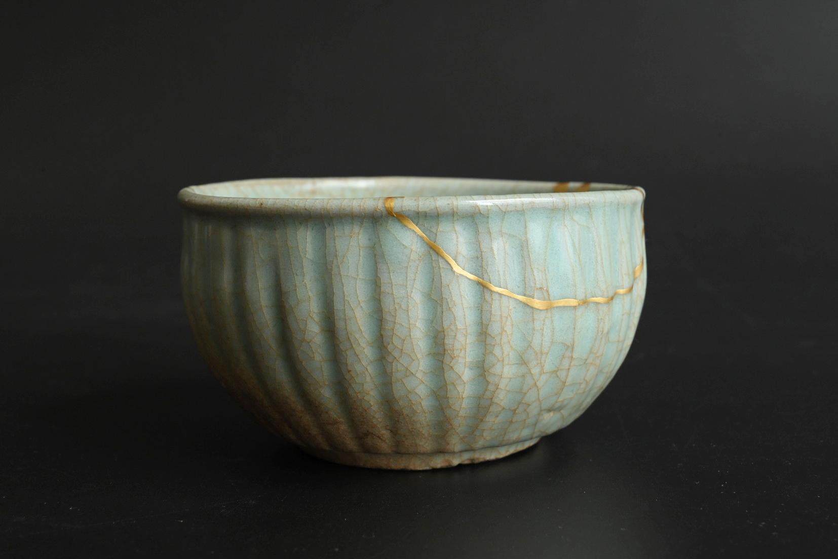 Poteries Bol à thé coréen antique en céladon / période Goryeo / vers le 12e siècle/kin-tsugi en vente