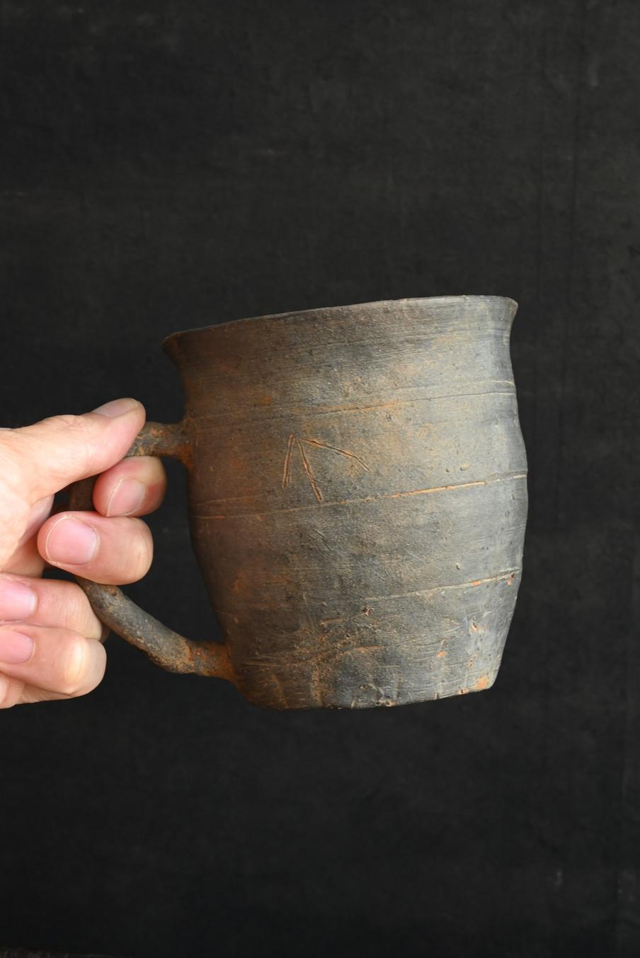 This is a very old cup-shaped earthenware from Korea.
It was made in a country called 