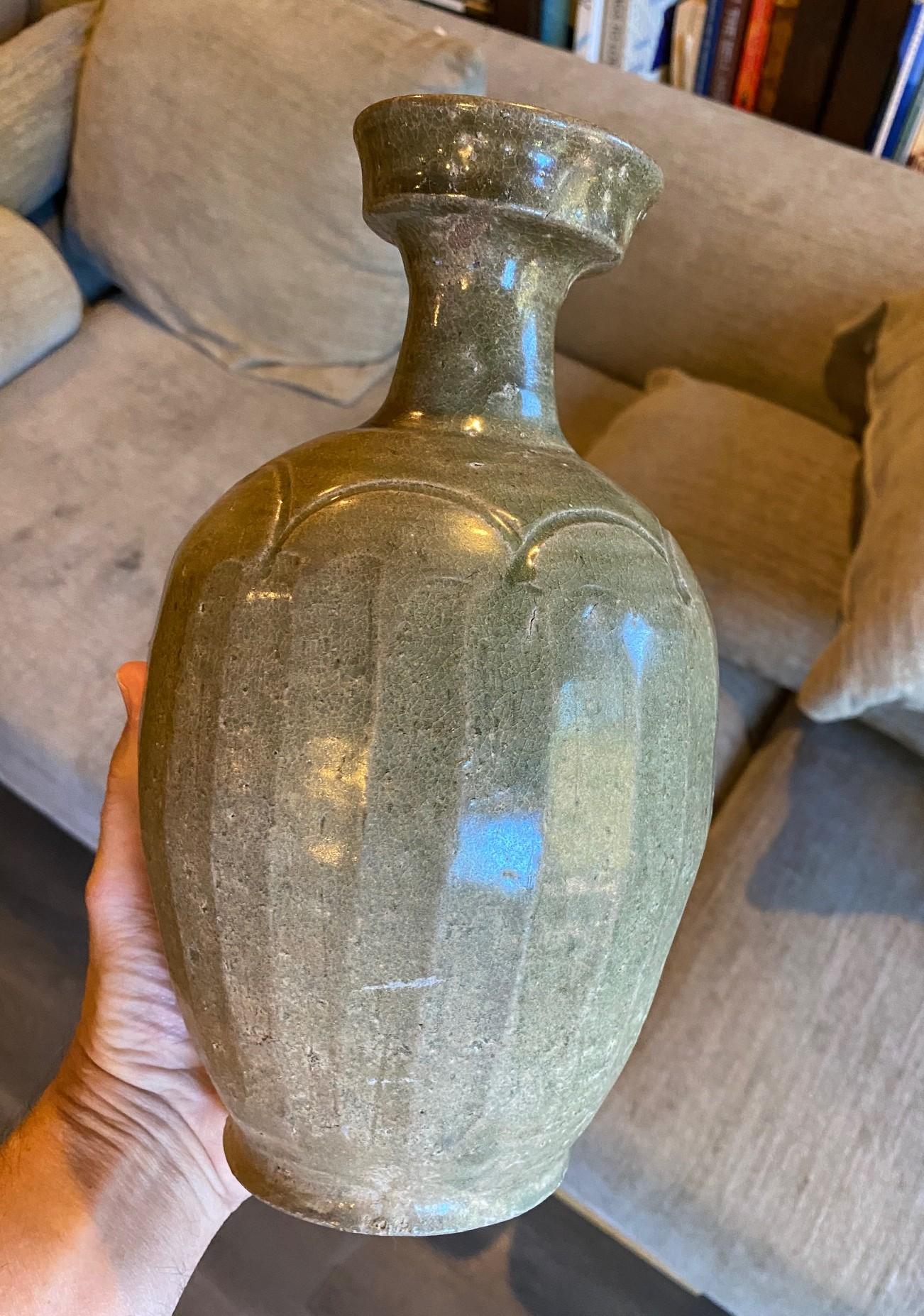 Vase ancien en poterie céladon émaillée de la dynastie coréenne Goryeo, XIe-XIIe siècle en vente 3