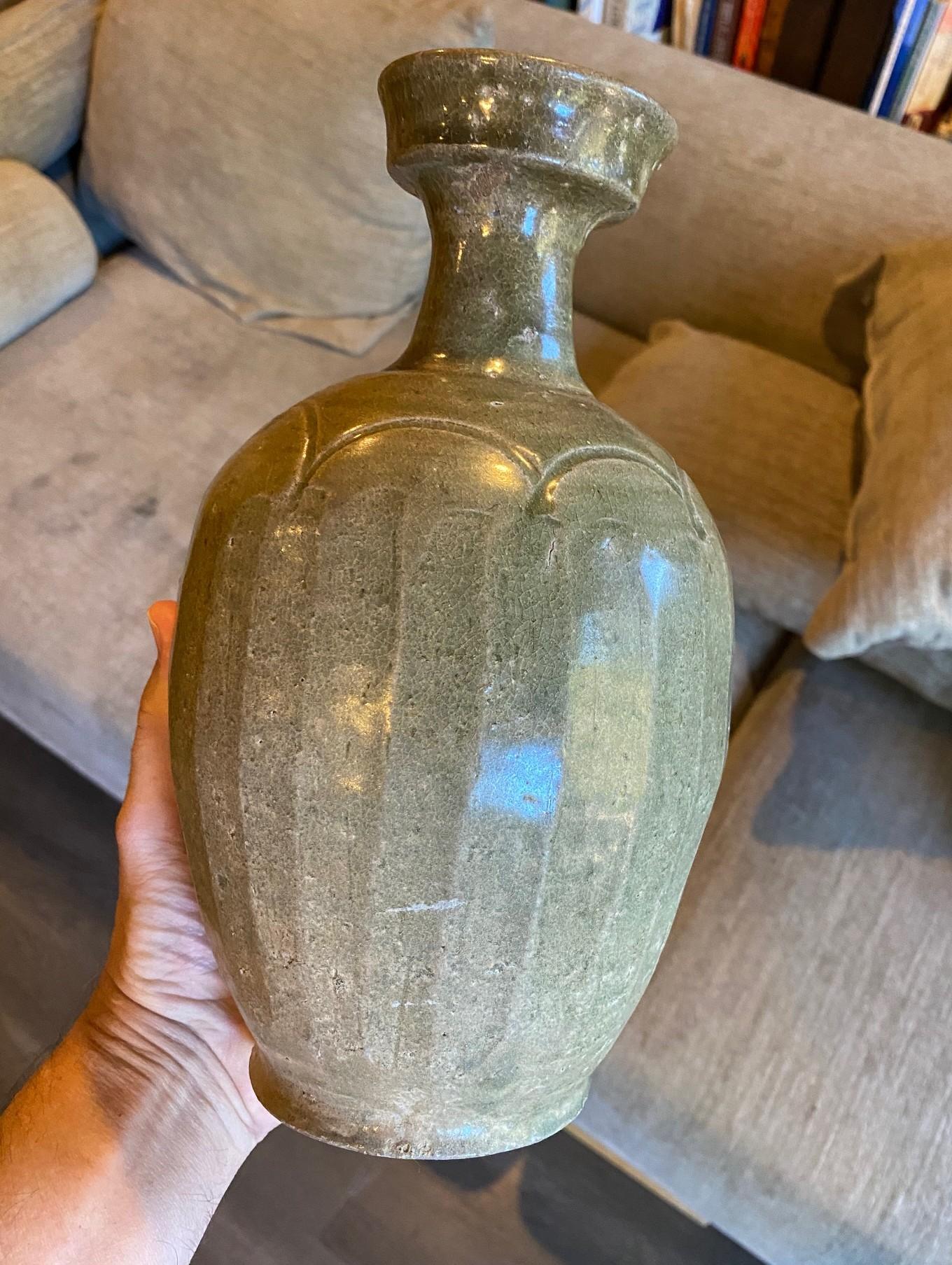 Vase ancien en poterie céladon émaillée de la dynastie coréenne Goryeo, XIe-XIIe siècle en vente 4