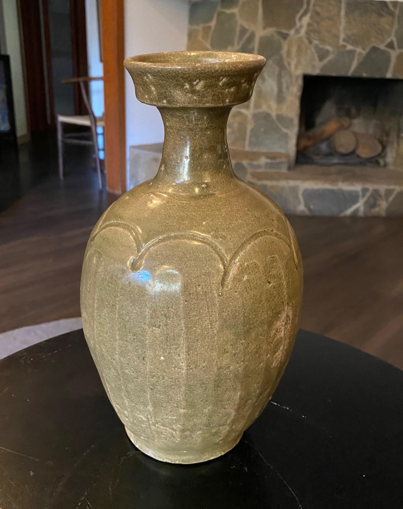 Magnifique vase en poterie à glaçure céladon de la dynastie coréenne Goryeo (La période Koryo (Goryeo) (918-1392) est largement célébrée comme l'âge d'or de la céramique coréenne) d'un vert tendre, aux tons presque olivâtres.  L'œuvre est doucement