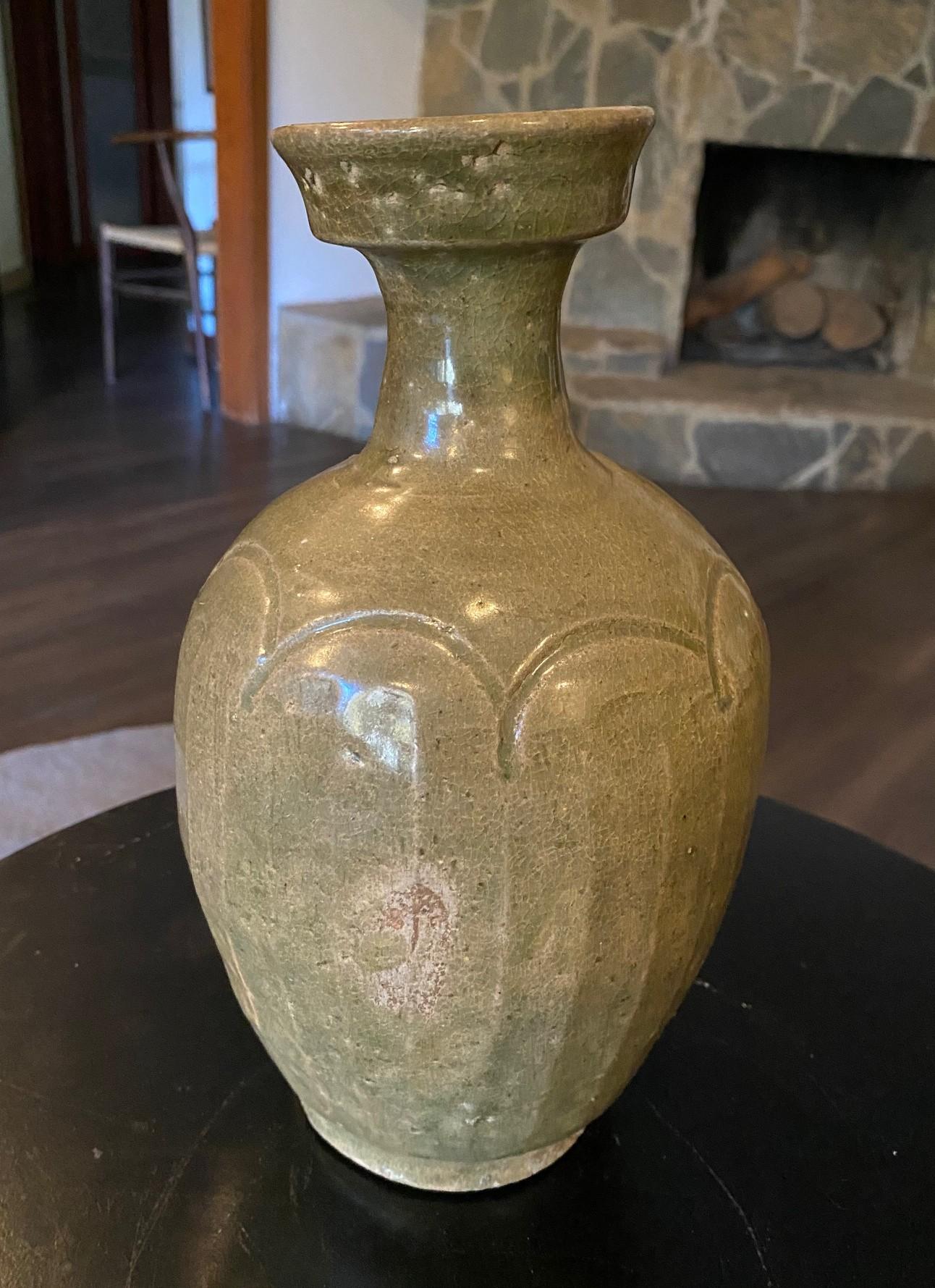 Vase ancien en poterie céladon émaillée de la dynastie coréenne Goryeo, XIe-XIIe siècle Bon état - En vente à Studio City, CA