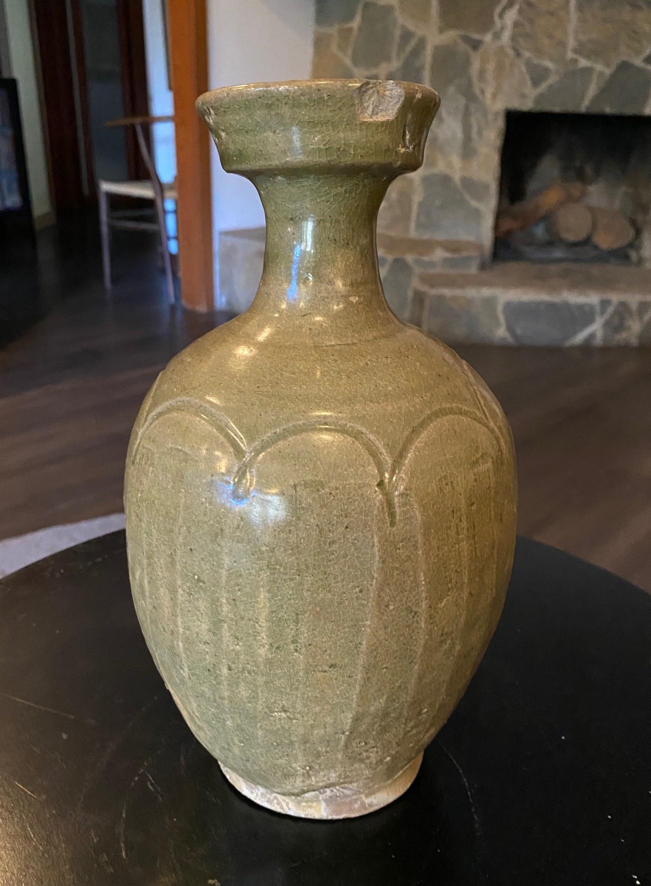 XVIIIe siècle et antérieur Vase ancien en poterie céladon émaillée de la dynastie coréenne Goryeo, XIe-XIIe siècle en vente