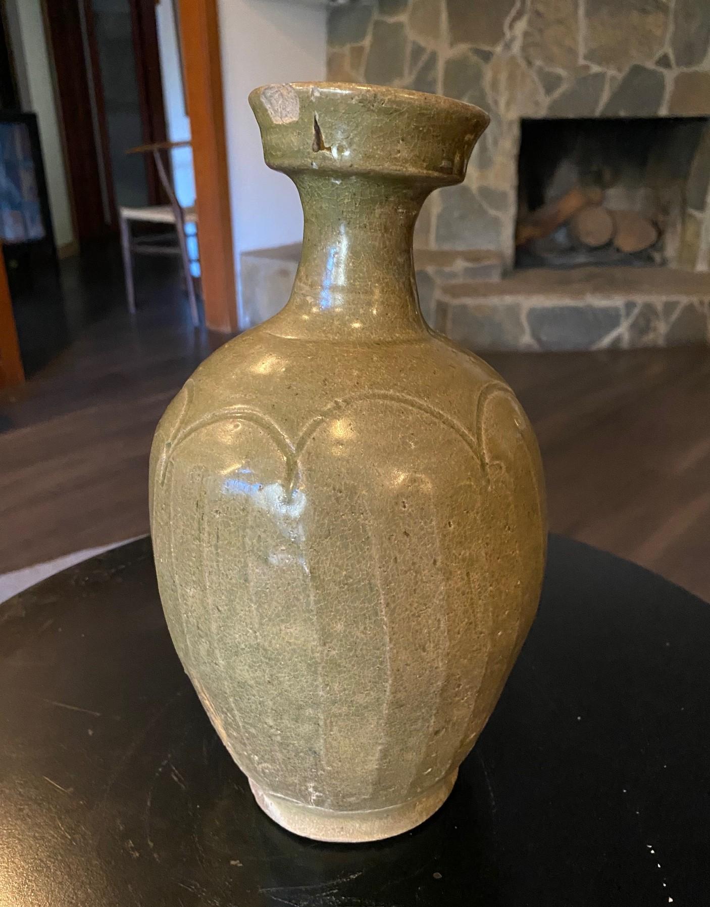 Céramique Vase ancien en poterie céladon émaillée de la dynastie coréenne Goryeo, XIe-XIIe siècle en vente