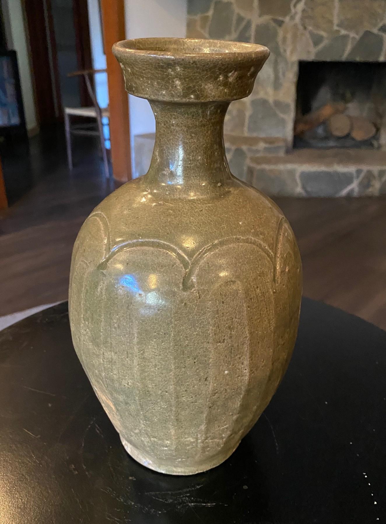 Vase ancien en poterie céladon émaillée de la dynastie coréenne Goryeo, XIe-XIIe siècle en vente 1