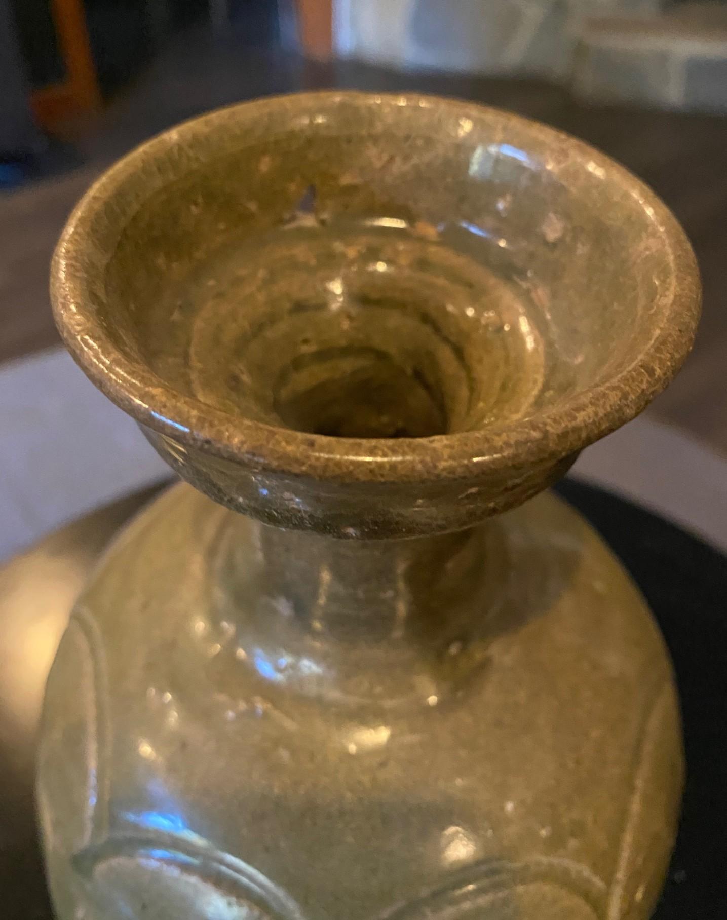 Vase ancien en poterie céladon émaillée de la dynastie coréenne Goryeo, XIe-XIIe siècle en vente 2