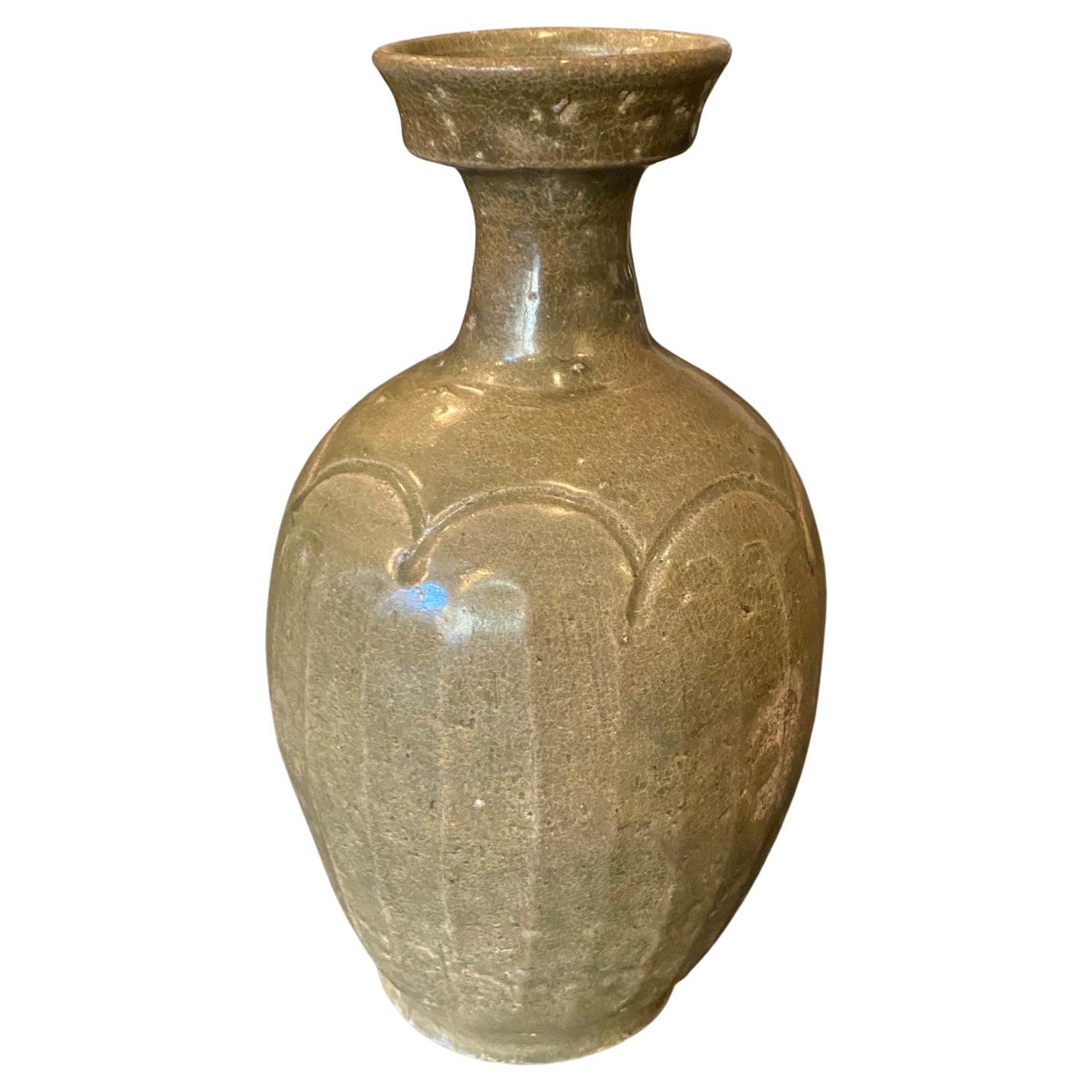 Antike koreanische Vase aus der Goryeo-Dynastie aus glasierter Celadon-Keramik, 11. bis 12.