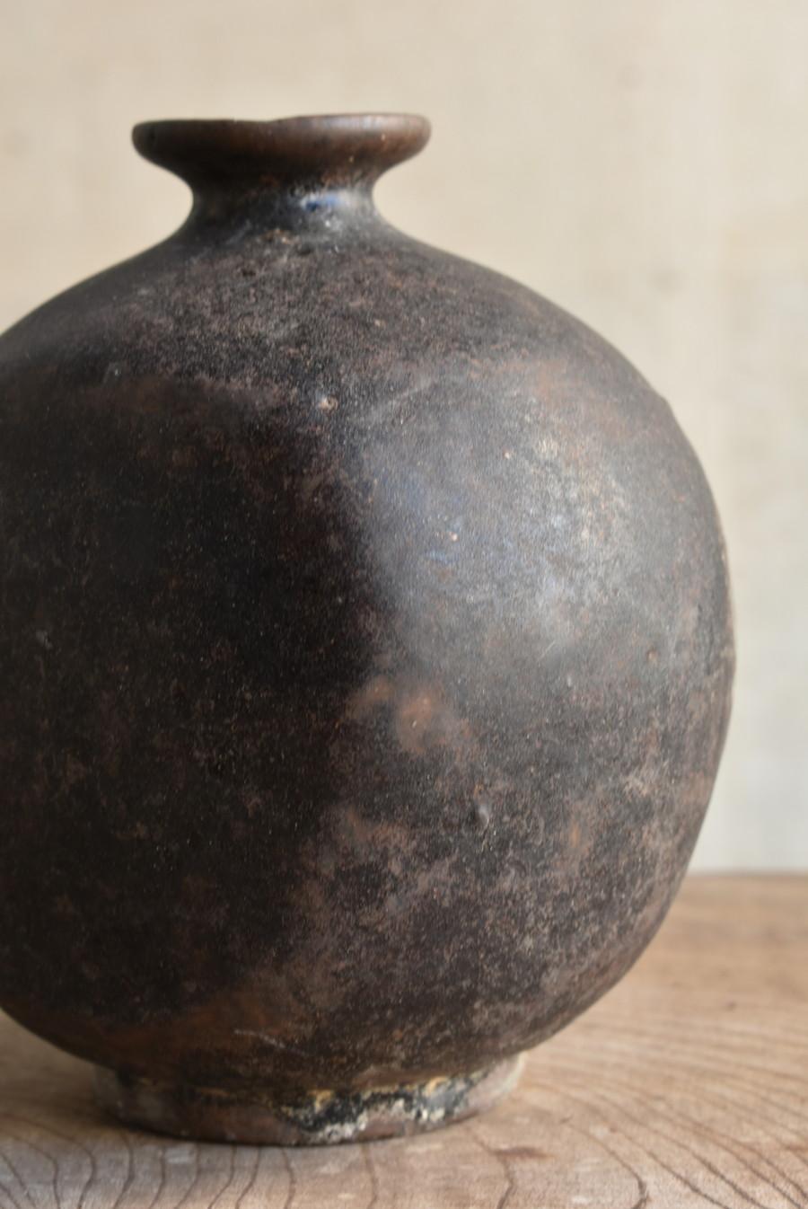 Korean antique pottery black glaze small jar / Joseon dynasty / 15c18c