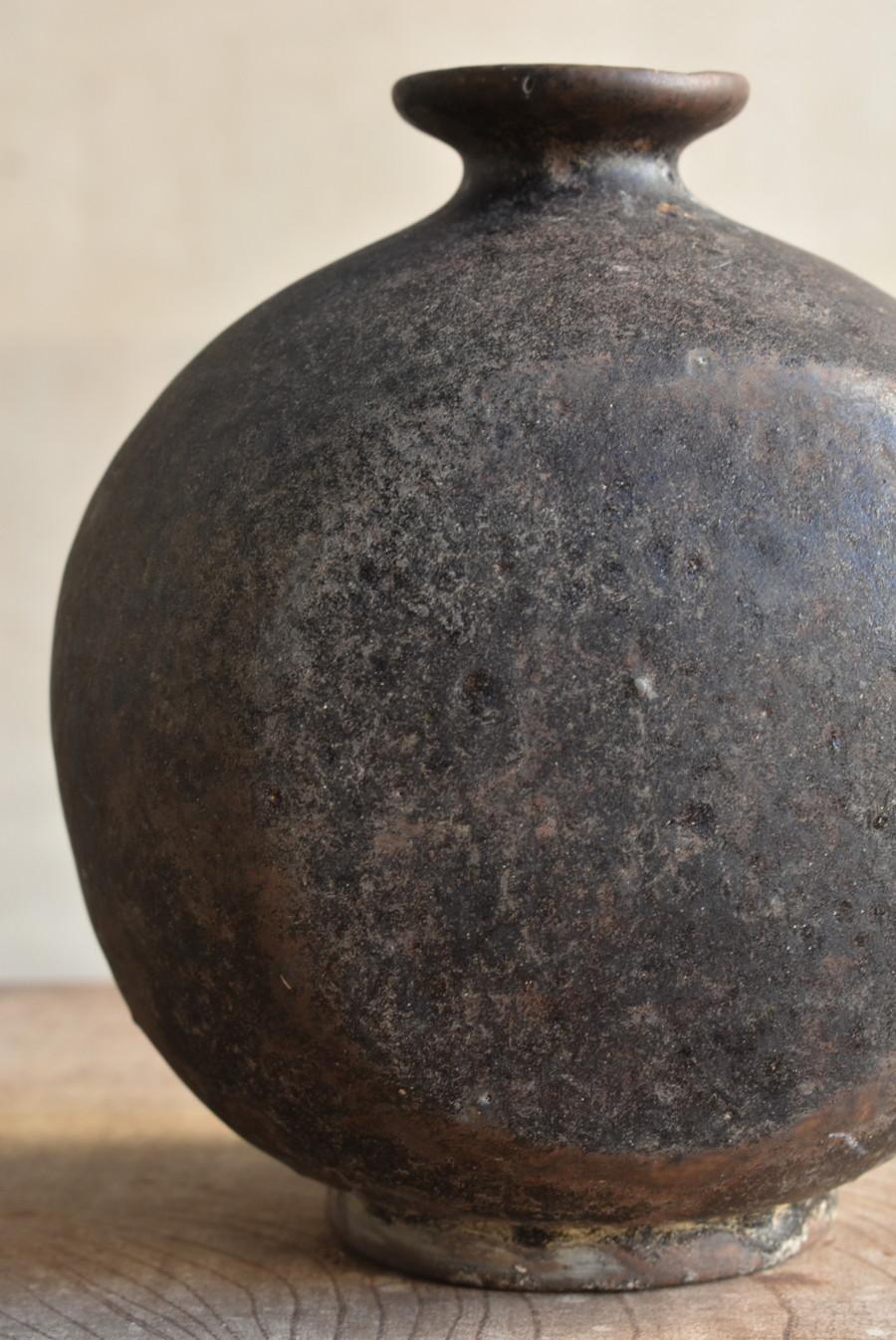 Korean antique pottery black glaze small jar / Joseon dynasty / 15c18c