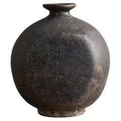 Petit pot coréen à glaçure noire d'antiquités / dynastie Joseon / 15e-18e siècle