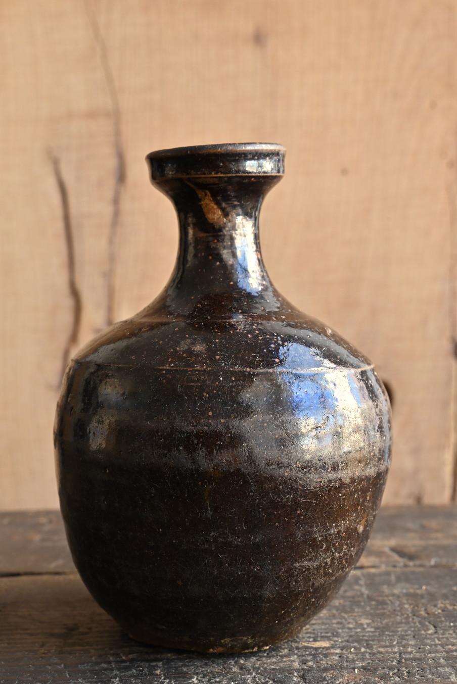 Pottery Korean antique pottery black glaze vase/15th-16th century/small bottle For Sale