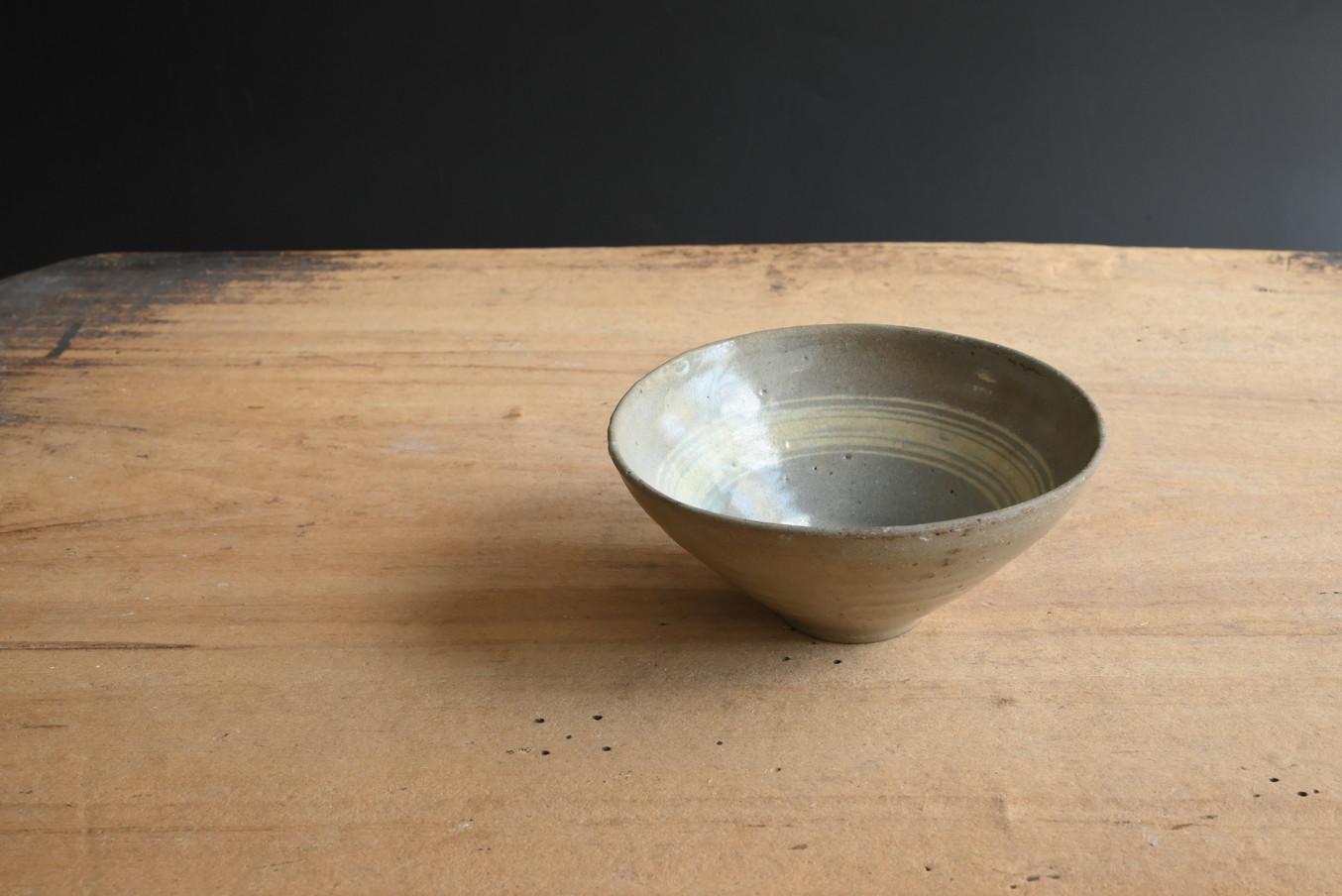 This is a piece of pottery made during the early Joseon Dynasty of the Yi Dynasty in South Korea.
This tea bowl, which was made around the 15th century, was used by common people and was made as a practical item.
In an era when white porcelain was