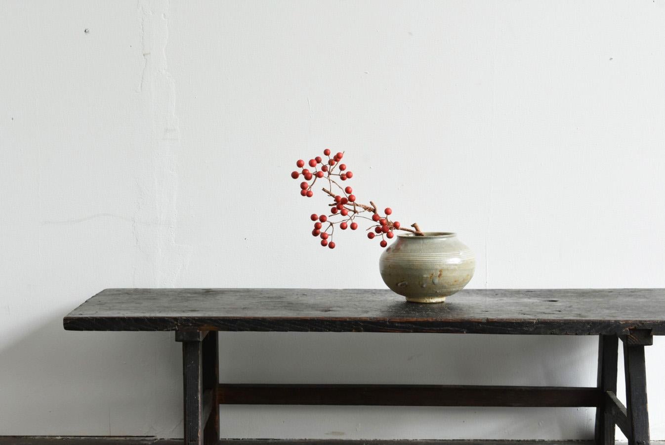 We have a unique Japanese aesthetic sense.
And only we can introduce unique items through our purchasing channels in Japan and the experience we have gained so far, in such a way that no one else can imitate.


This is Korean pottery from around