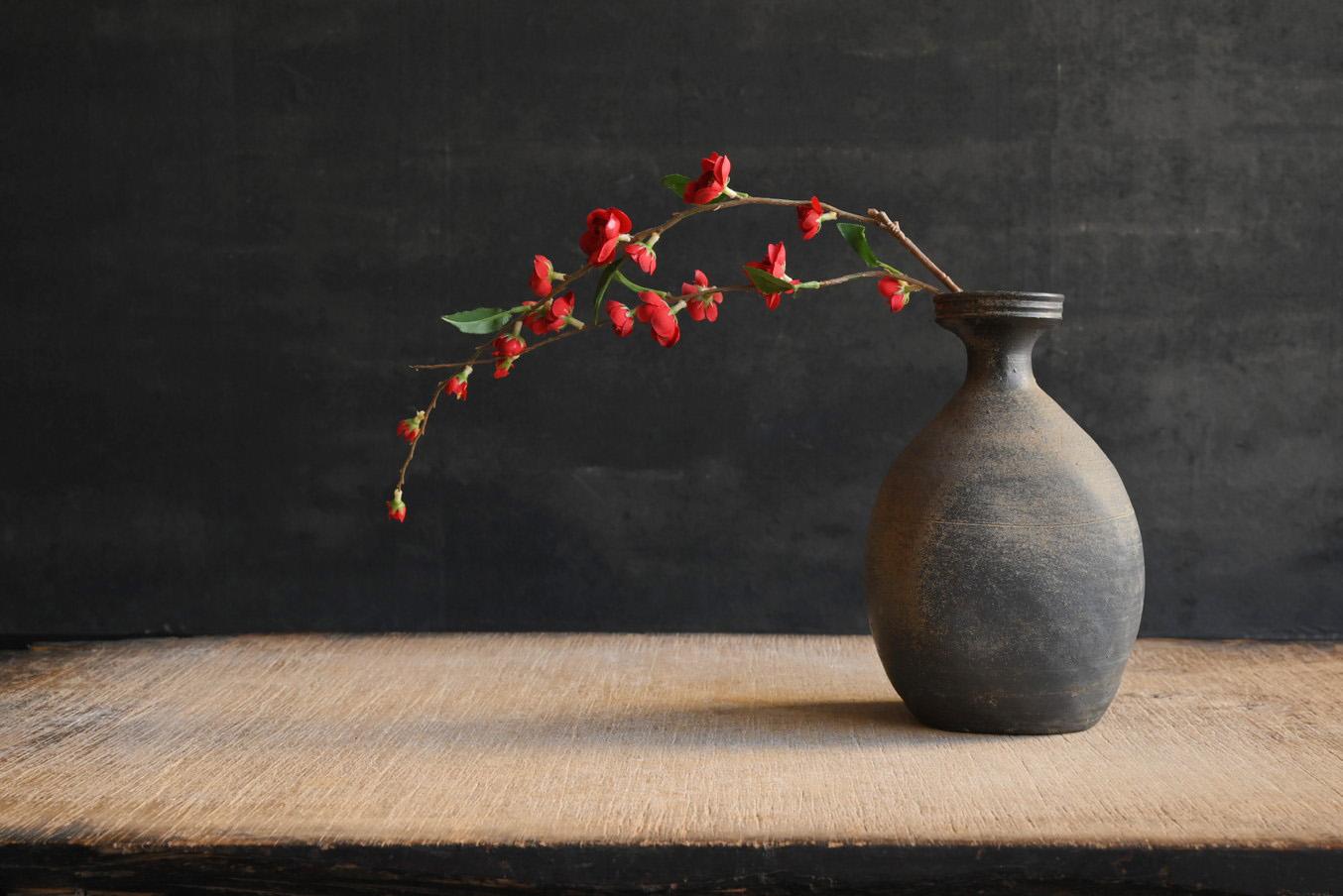 Es handelt sich um hartes Steingut aus der Goryeo-Zeit in Korea.
Diese Vase wurde um das 10. Jahrhundert herum hergestellt.

Die Wände der Vase sind dünn, aber da sie bei hohen Temperaturen gebrannt werden, sind sie hart und geben ein metallisches