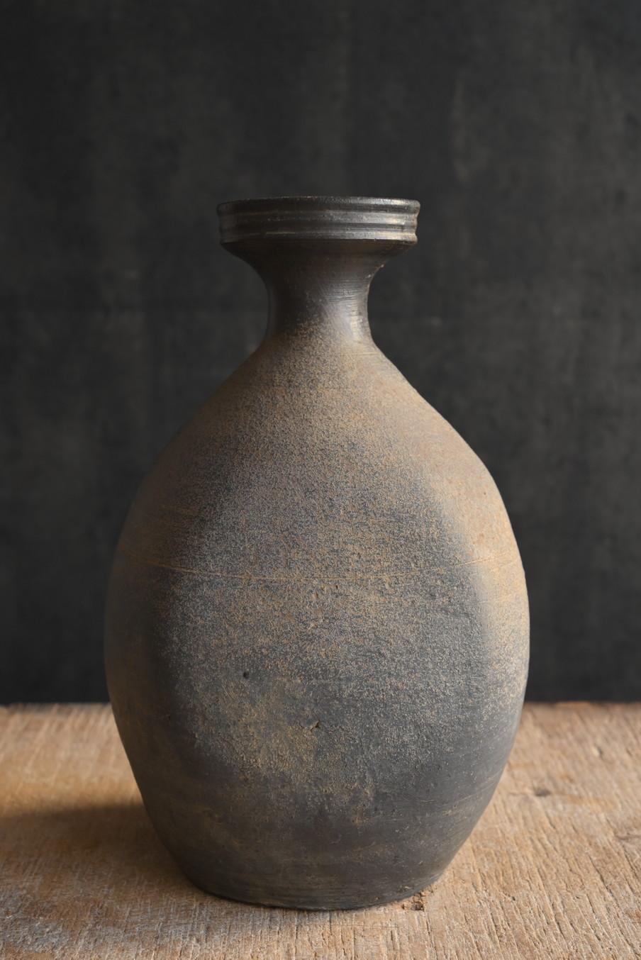 Koreanische antike Keramikvase/10. Jahrhundert/Wabi-Sabi-Vase/Goryeo-Periode (18. Jahrhundert und früher) im Angebot