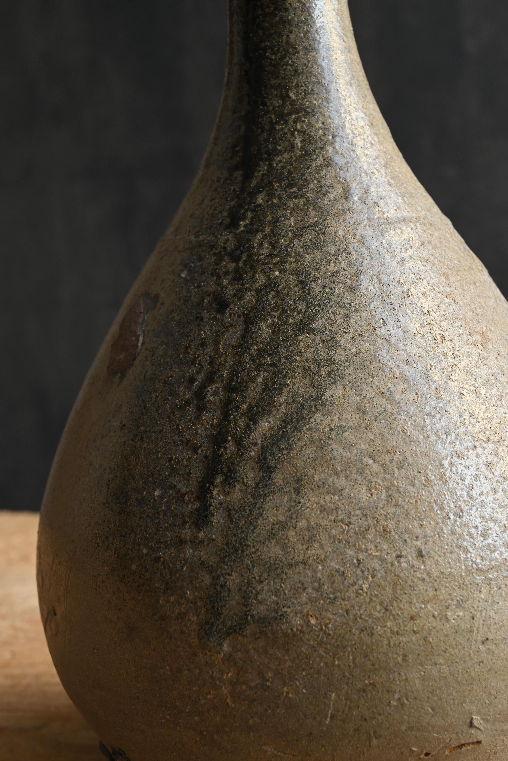 Korean antique pottery vase / Goryeo dynasty / 13th to 14th century For Sale 4