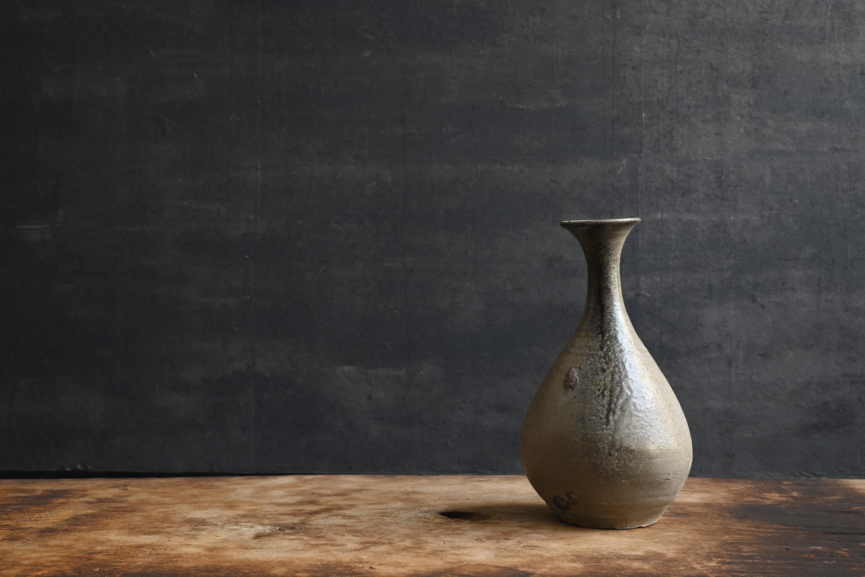 There is a long crack that has been repaired.
Detailed images 14th and 15th.
There is no water leakage, but please refrain from leaving water in it for more than two days.
Also, be sure to dry it thoroughly after use.

This is a very old vase made