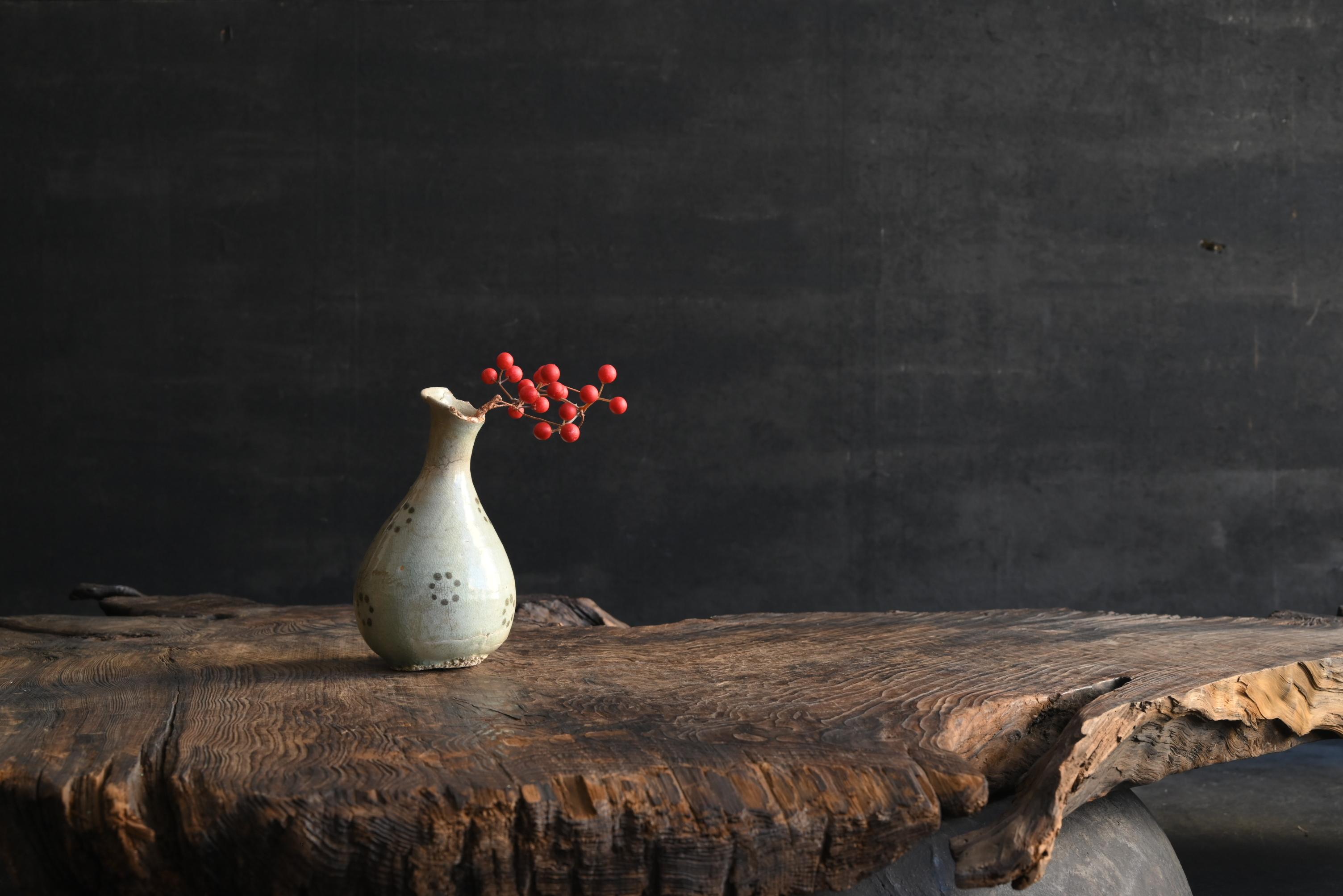 Ich möchte koreanische antike Keramik mit einem sehr seltenen Design vorstellen.
Dies ist ein vasenförmiges Gefäß aus der frühen Joseon-Dynastie in Korea.
Es wird vermutet, dass dieses Gefäß ursprünglich mit Öl gefüllt war.

Die Form des Behälters