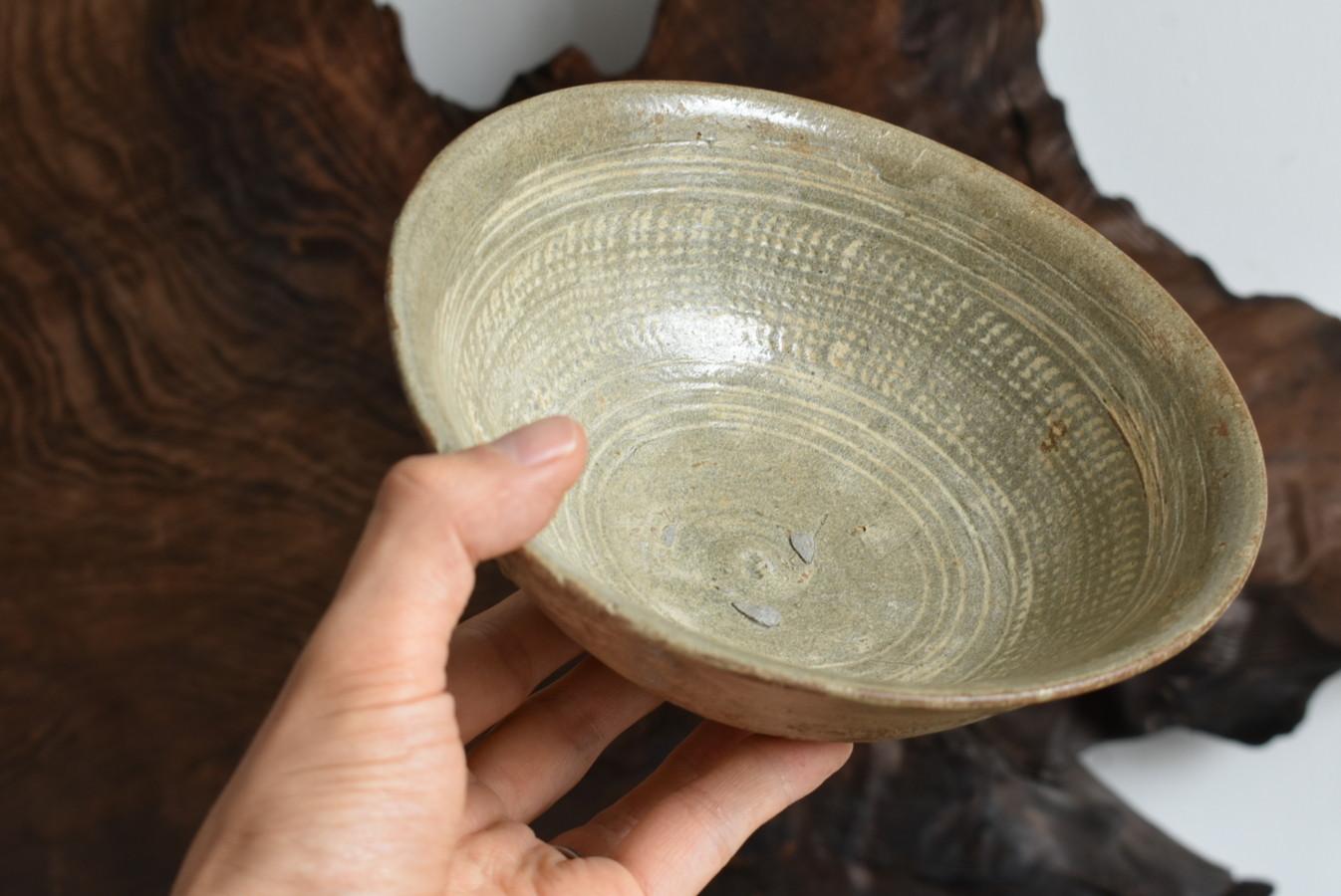 This is a Korean vessel made in the 15th and 16th centuries.
A unique pattern is drawn in the vessel.
This is done by stamping or carving grooves on the pottery and filling it with white clay to create a pattern. This is the so-called inlay