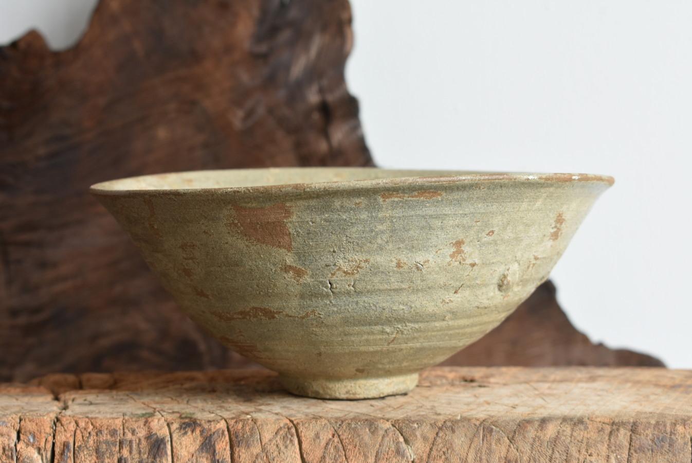 Korean antique tea bowl/15th-16th century/ Joseon Dynasty / Wabi Sabi Tea Bowl In Good Condition In Sammu-shi, Chiba