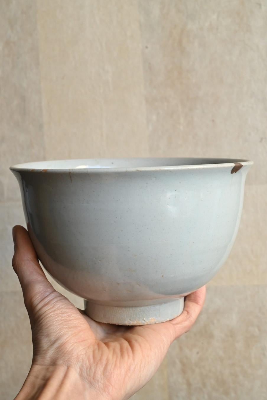 This is an old Korean white porcelain.
It was made around the Joseon Dynasty (15th to 19th century).
It is probably from the 16th to 17th century.
It is about 19 cm in diameter, so it is larger than a tea bowl.
Pottery from the Joseon Dynasty was