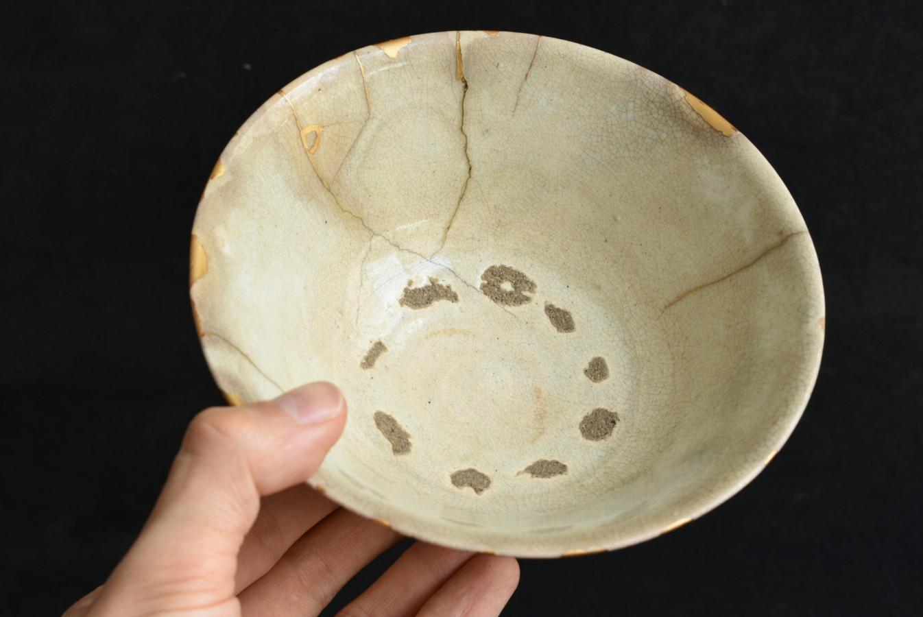 This is a white porcelain bowl made in Korea around the 16th century.
This period is known as the Joseon Dynasty (15th-19th centuries).
The 16th century corresponds to the first half.

This tea bowl was made in Gyeongsangnam-do (near Busan) in the