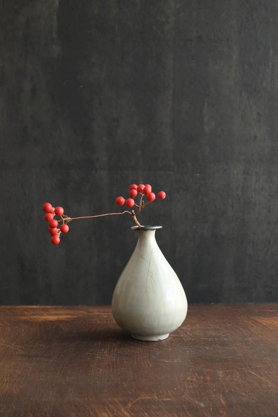 This is a white porcelain vase made in Korea in the 15th to 16th century.
During the Joseon dynasty, white porcelain was considered noble.
Many masterpieces from the Yi dynasty are white porcelain.

Most of the items from this period are excavated,
