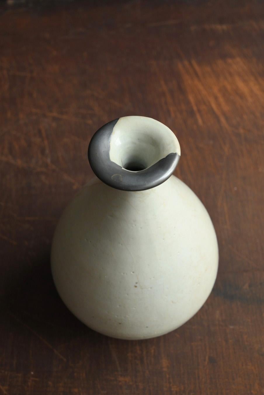 Korean antique white porcelain vase / 15th-16th century / Joseon dynasty 1