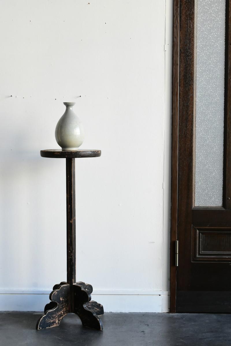 This is a white porcelain vase made in Korea in the latter half of the 18th century.
During the Joseon dynasty in Korea, white pottery was considered a noble one.
Many masterpieces are white.

And this is a pottery from the late Joseon