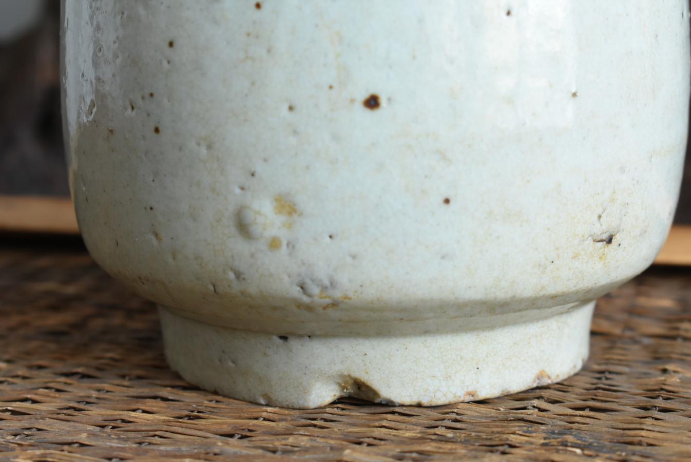 Korean Antique White Porcelain Vase / Nice Shaped Vase / Late 18th Century For Sale 7