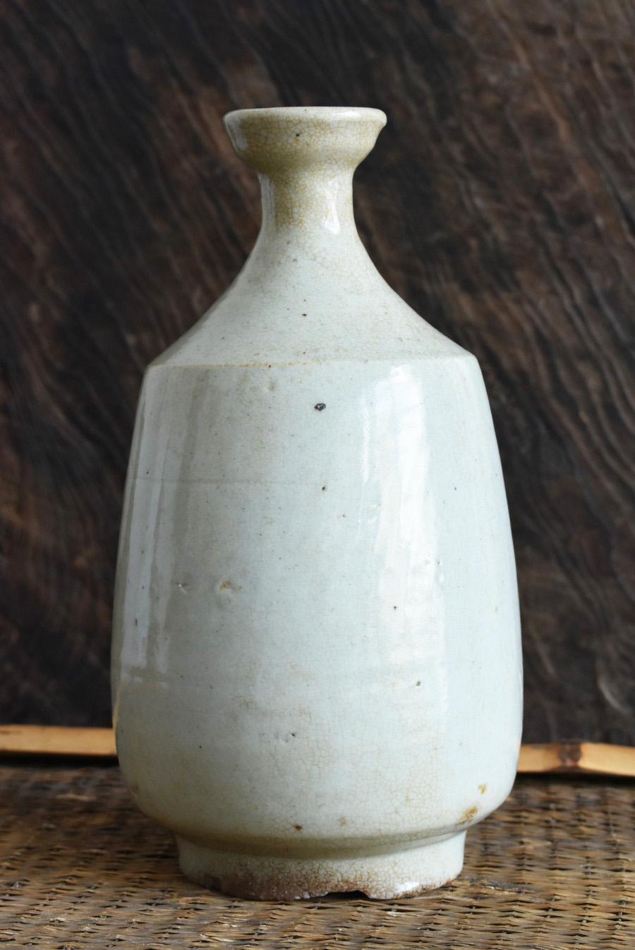 Korean Antique White Porcelain Vase / Nice Shaped Vase / Late 18th Century In Good Condition For Sale In Sammu-shi, Chiba