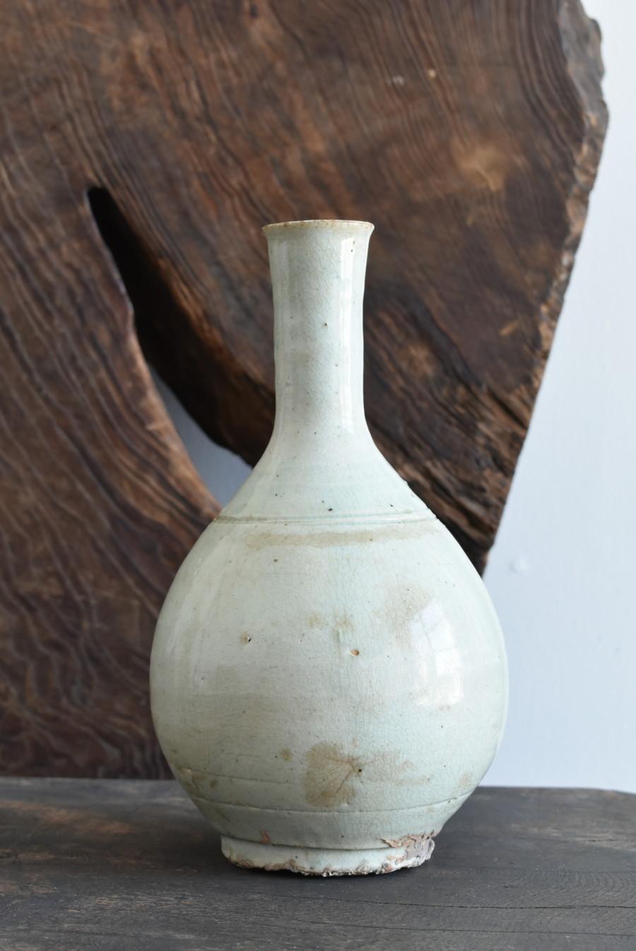 Glazed Korean Antique White Porcelain Vase /Vase with a Sense of Transparency/1750-1850
