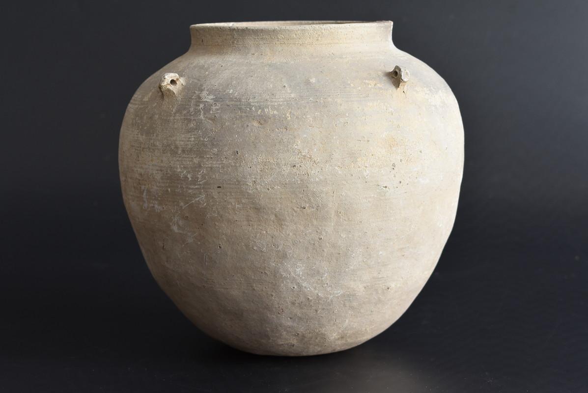 This is an ancient Korean pottery.
It is an excavated thing.
It was made around the 5th to 6th centuries.
Earthenware was the mainstream in this era.
It is a delicate item that is made thin.
However, the shape is beautiful and the gray skin