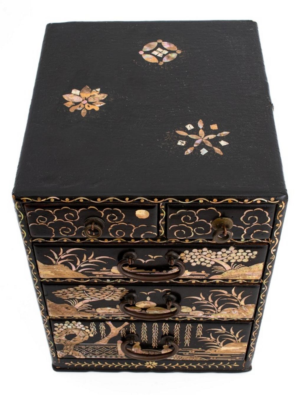 XX secolo Cassettiera coreana in miniatura laccata nera in vendita
