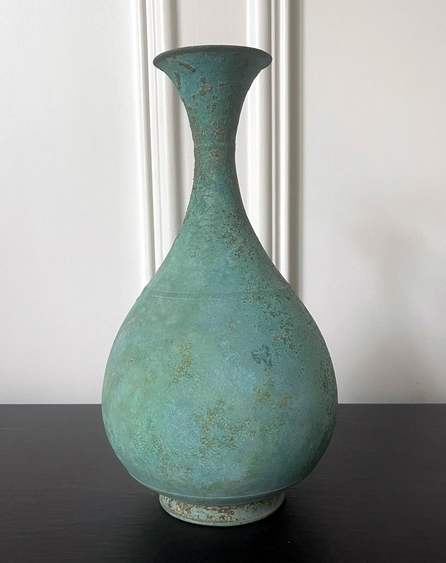 Korean Bronze Bottle Goryeo Dynasty In Good Condition For Sale In Atlanta, GA