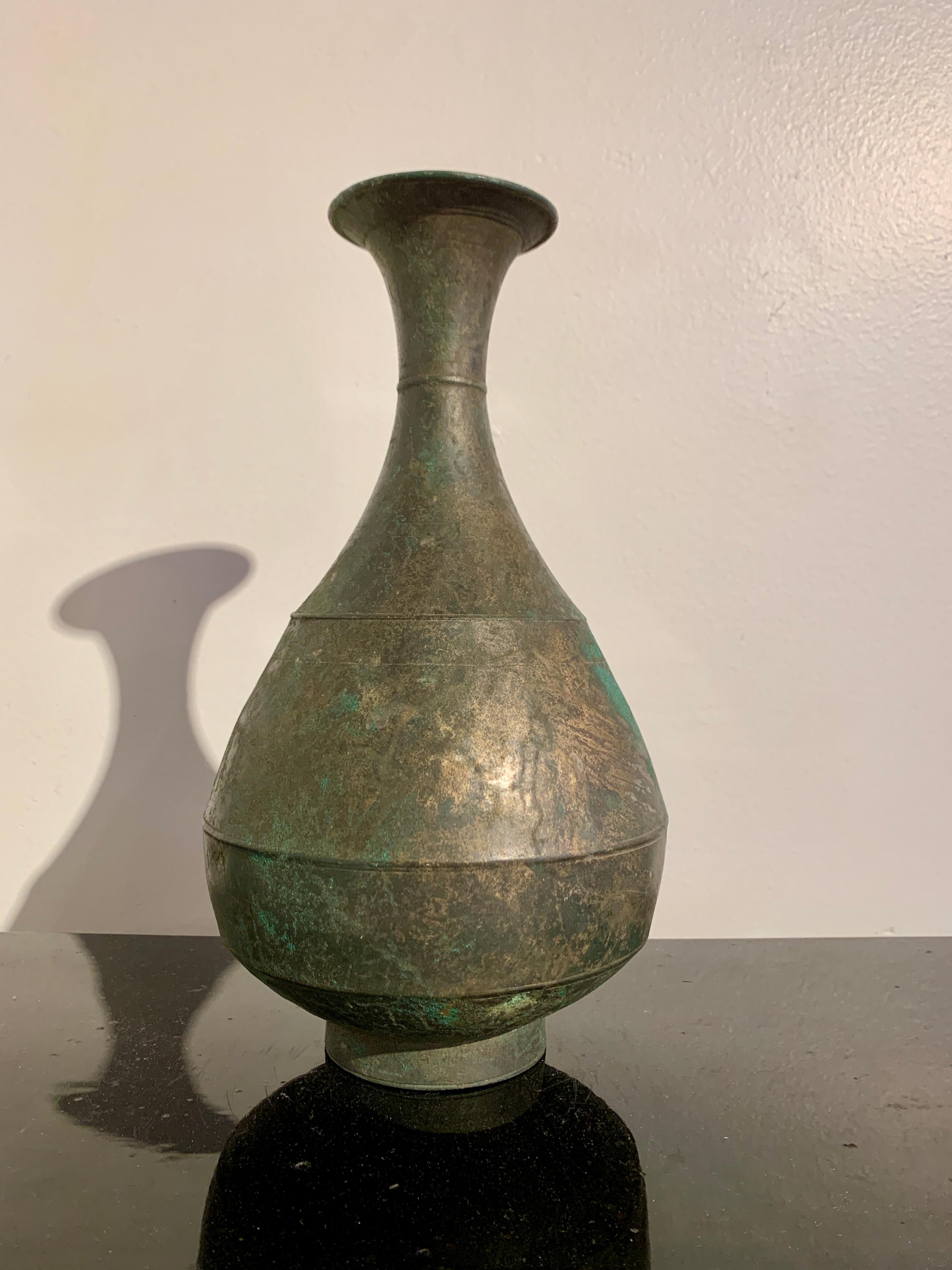 Koreanische Bronze-Flaschenvase, Goryeo Dynasty, 11/12. Jahrhundert, Korea im Zustand „Relativ gut“ im Angebot in Austin, TX