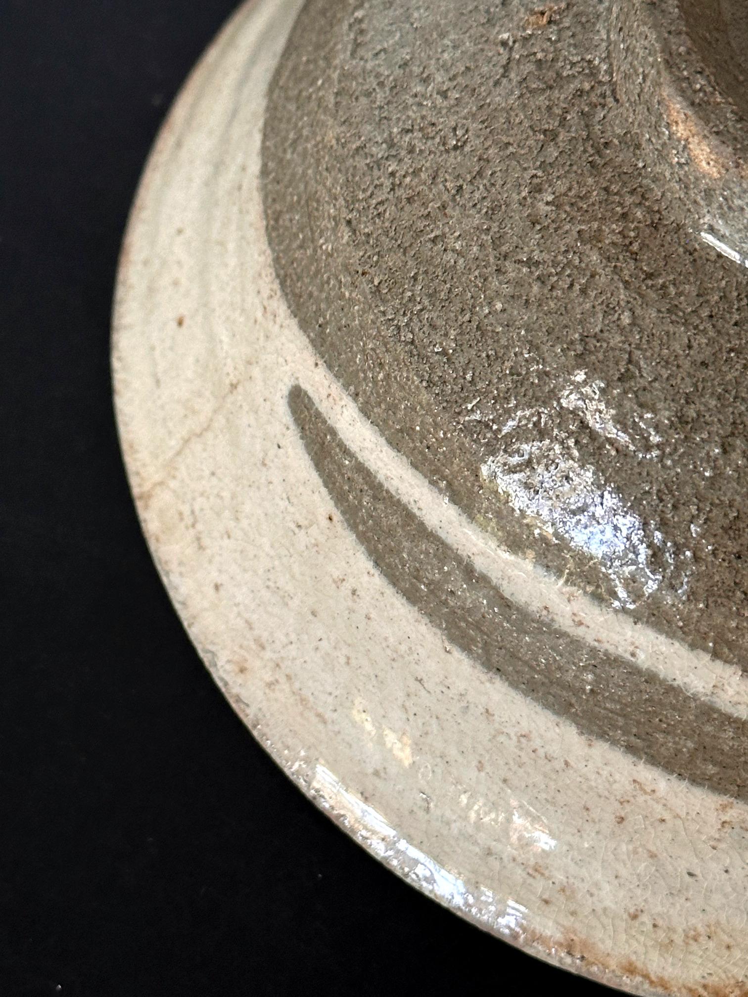 Koreanische Buncheong Teeschale aus Keramik mit weißer Glasur aus der Joseon Dynasty im Angebot 8