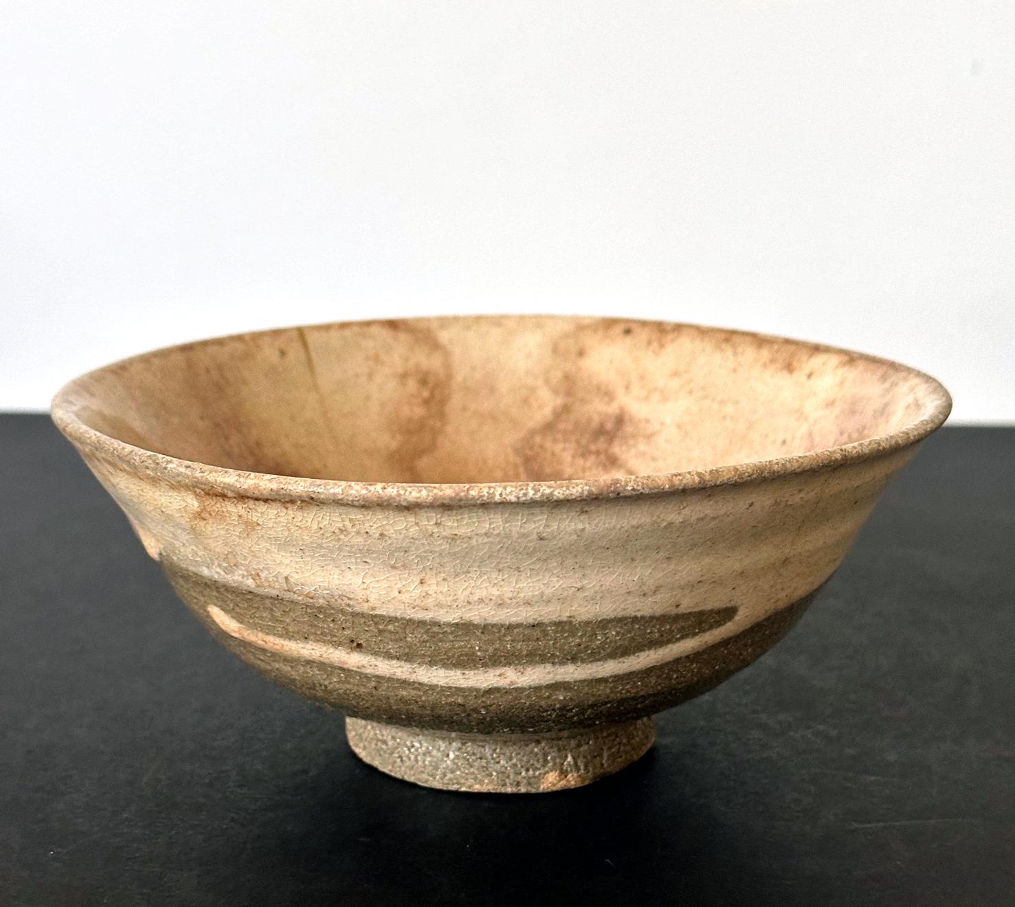 Eine frühe keramische Teeschale (Chawan) aus Korea aus dem 16. Jahrhundert der Joseon-Dynastie. Die anmutig getöpferte und glasierte Schale wurde in der Form der Katade (Starke Hand) hergestellt, die eine runde Form mit einer ausgestellten Lippe