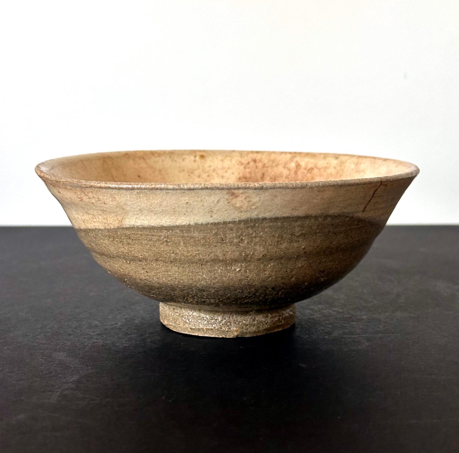 Koreanische Buncheong Teeschale aus Keramik mit weißer Glasur aus der Joseon Dynasty (Glasiert) im Angebot