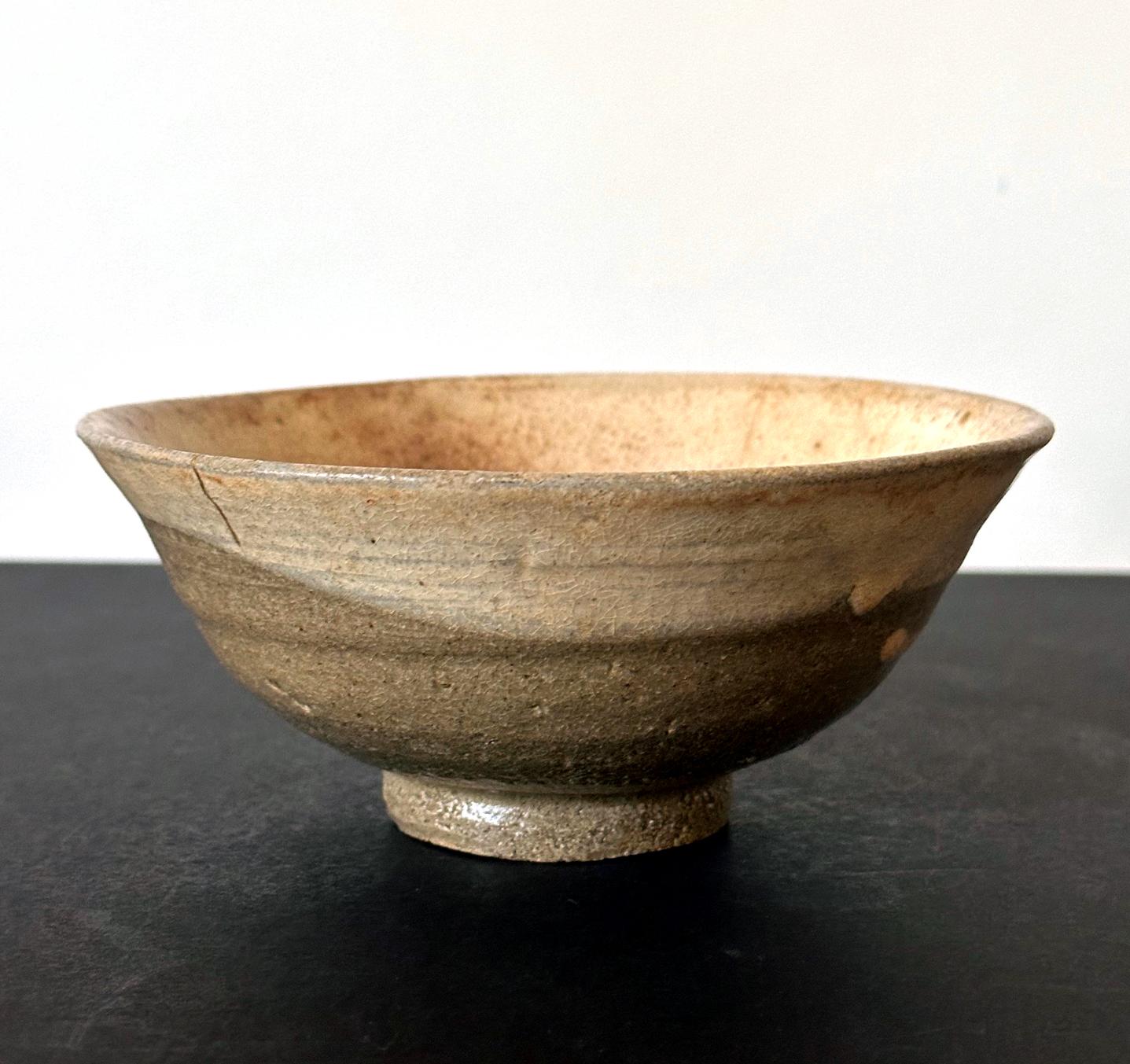 Koreanische Buncheong Teeschale aus Keramik mit weißer Glasur aus der Joseon Dynasty im Zustand „Gut“ im Angebot in Atlanta, GA