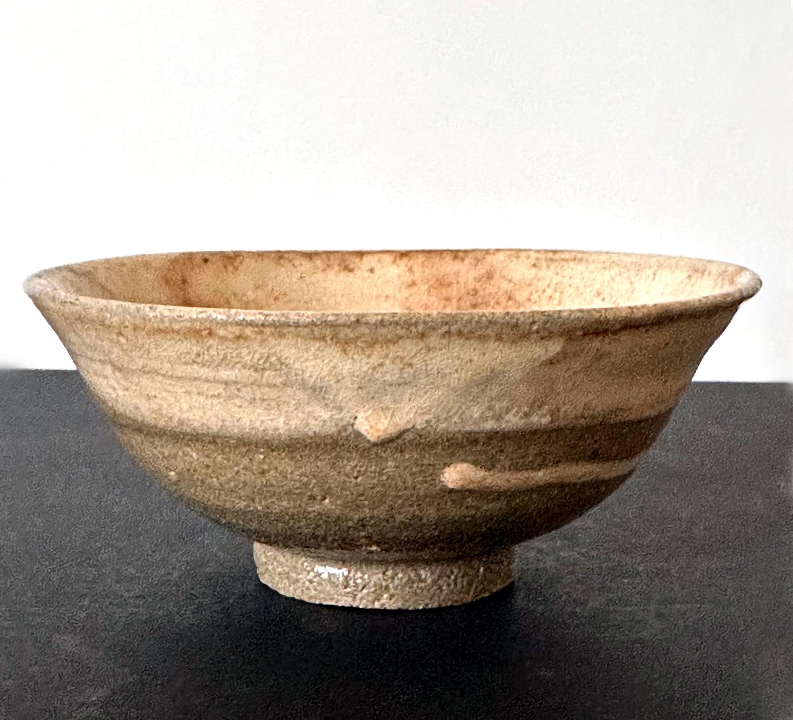 Koreanische Buncheong Teeschale aus Keramik mit weißer Glasur aus der Joseon Dynasty (18. Jahrhundert und früher) im Angebot