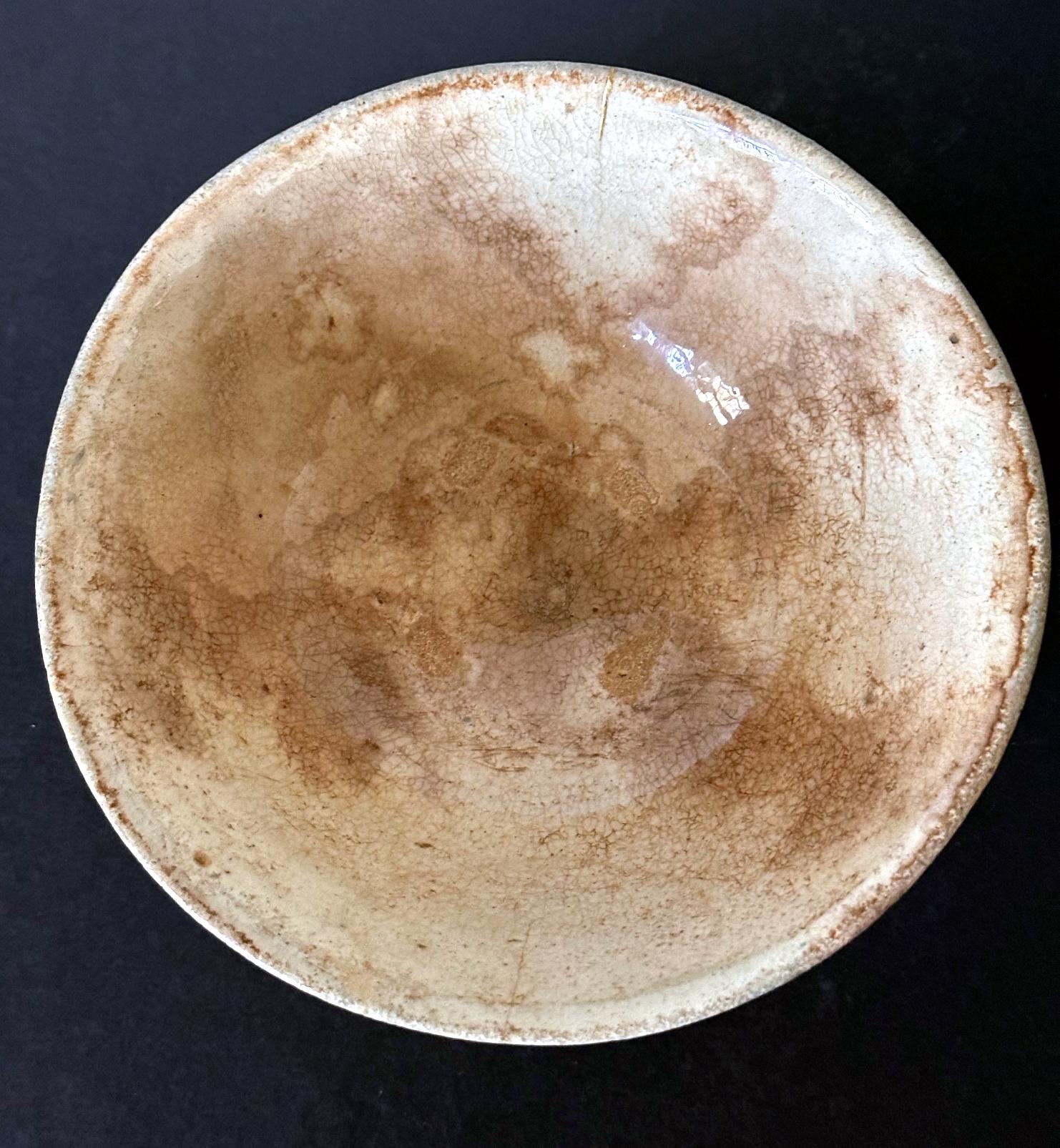Koreanische Buncheong Teeschale aus Keramik mit weißer Glasur aus der Joseon Dynasty im Angebot 1