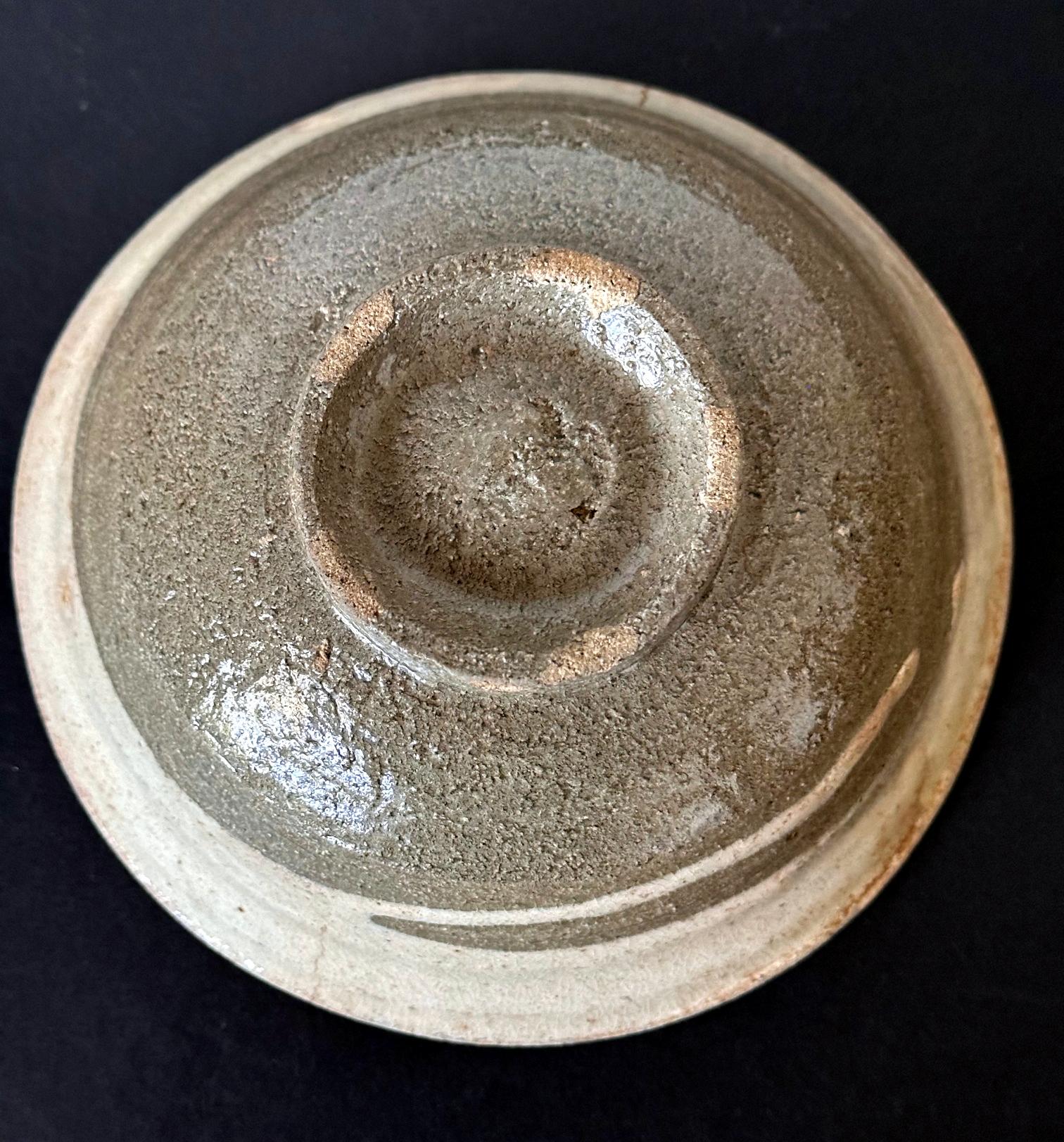 Koreanische Buncheong Teeschale aus Keramik mit weißer Glasur aus der Joseon Dynasty im Angebot 2