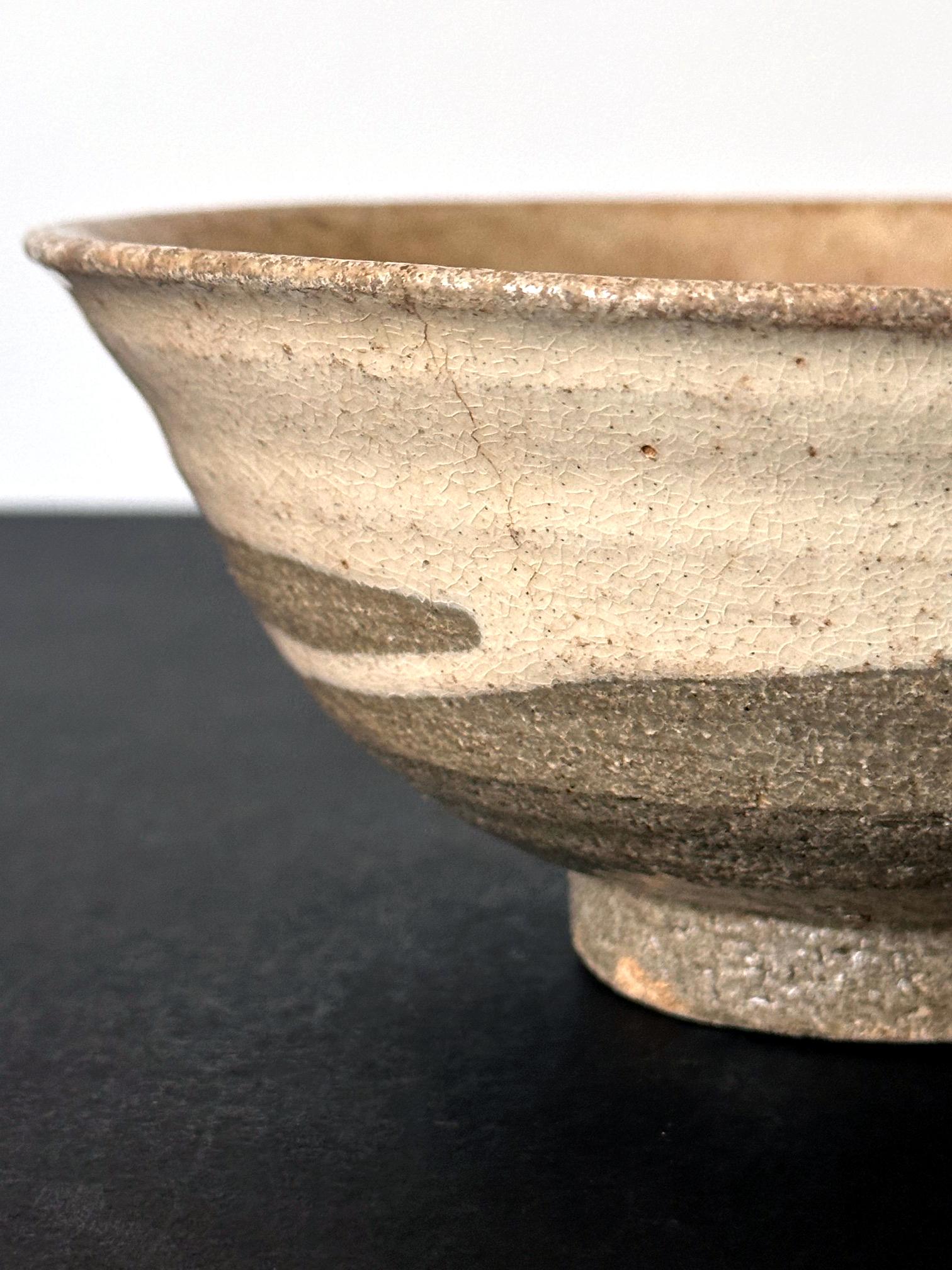 Koreanische Buncheong Teeschale aus Keramik mit weißer Glasur aus der Joseon Dynasty im Angebot 3