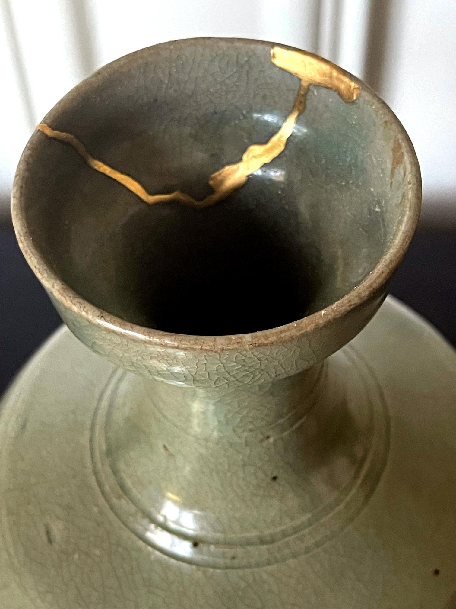 Korean Caledon Vase Bottle with Kintsugi Repair Goryeo Dynasty For Sale 4