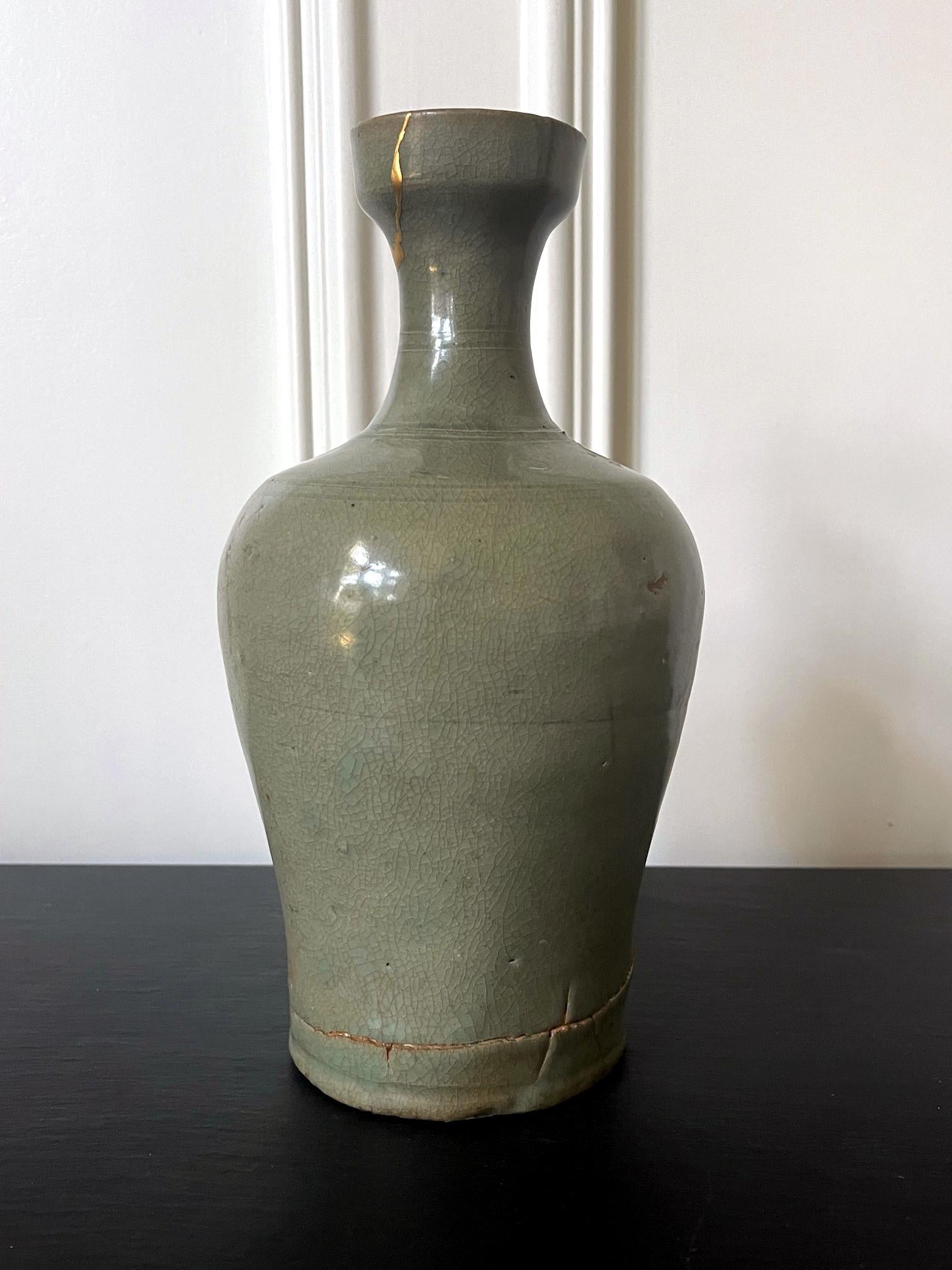 Korean Caledon Vase Bottle with Kintsugi Repair Goryeo Dynasty In Good Condition For Sale In Atlanta, GA