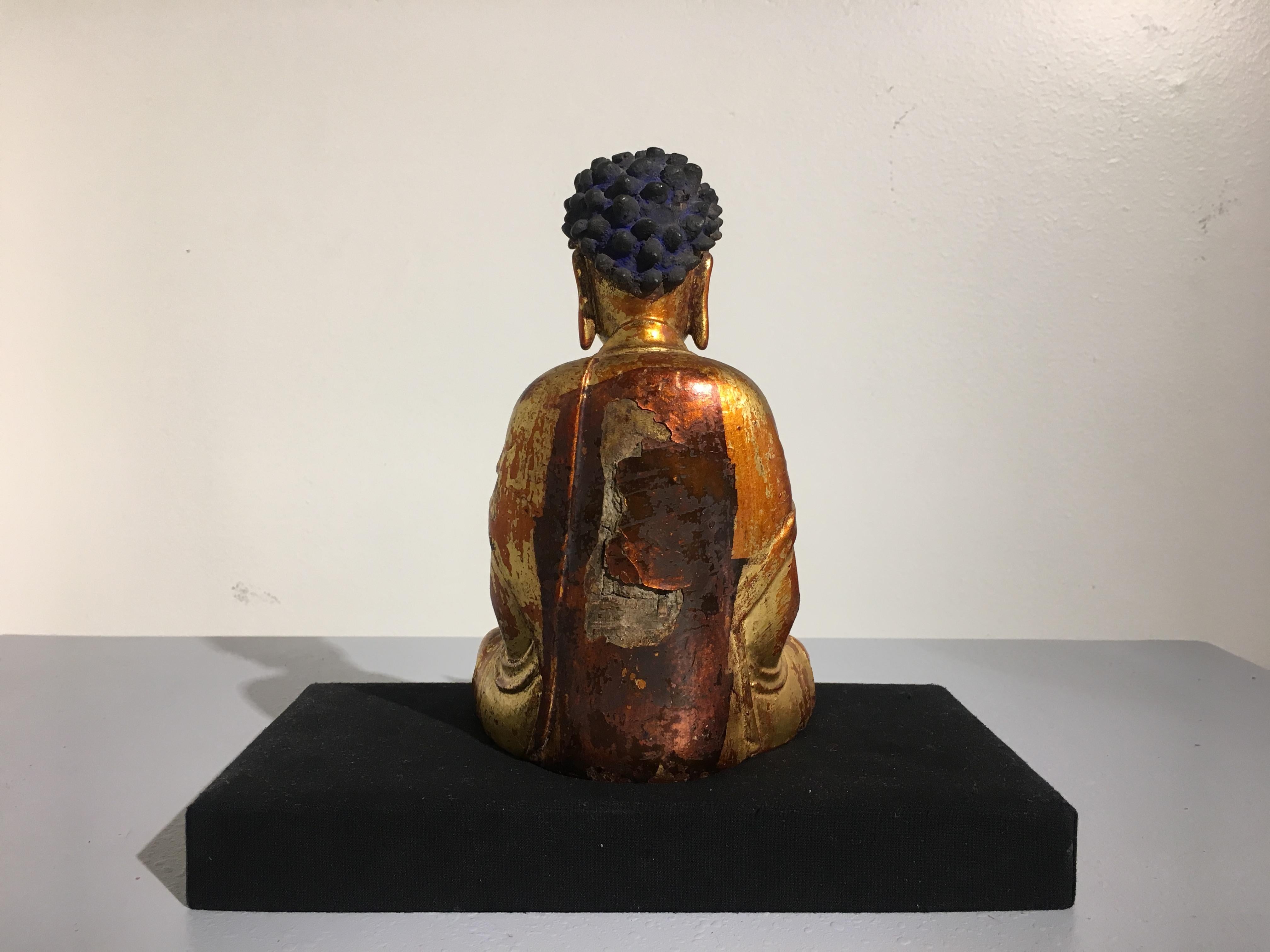 Coréen Bouddha coréen en bois sculpté et doré:: dynastie Joseon:: 19e siècle en vente