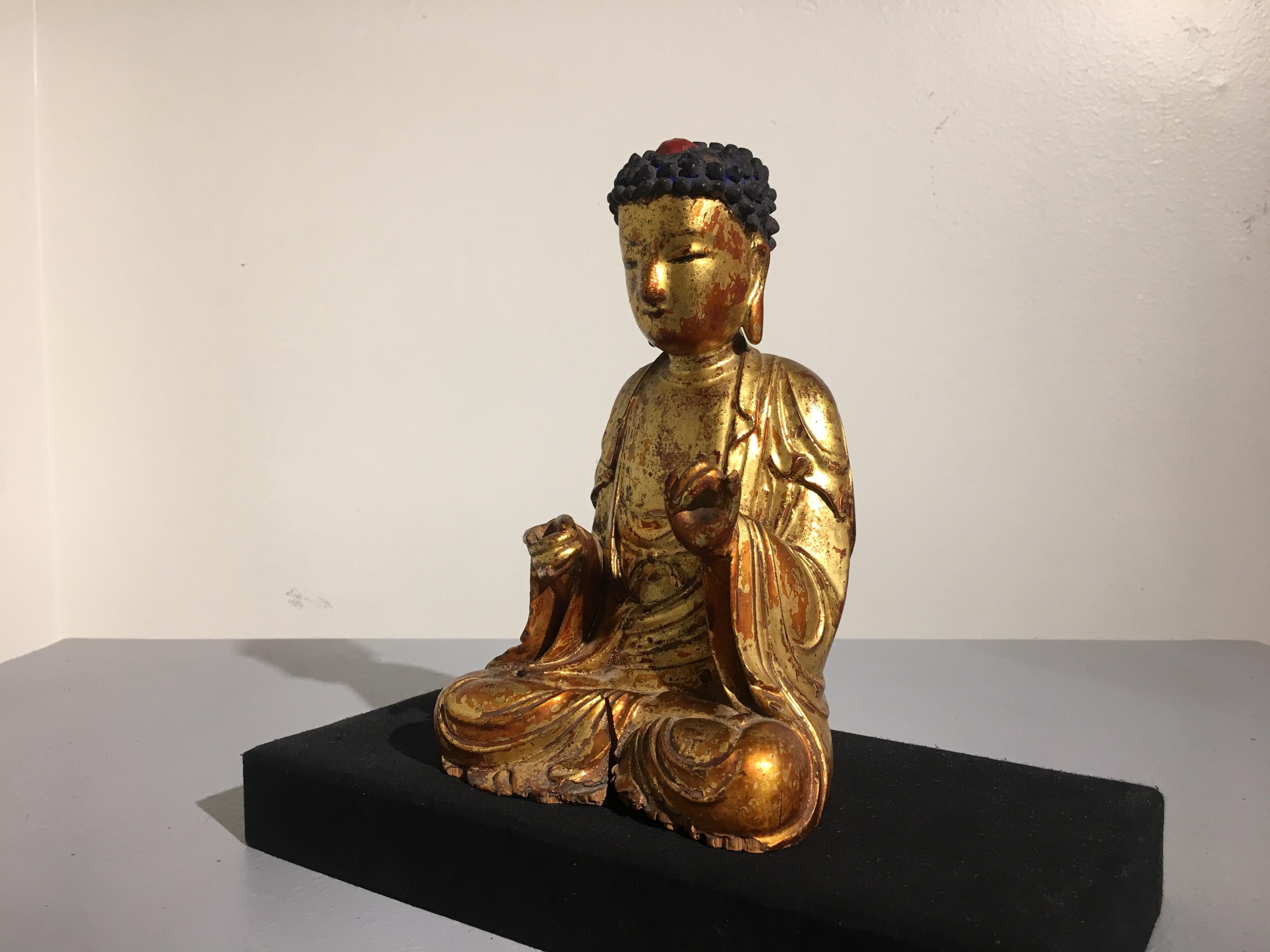 Bouddha coréen en bois sculpté et doré:: dynastie Joseon:: 19e siècle État moyen - En vente à Austin, TX